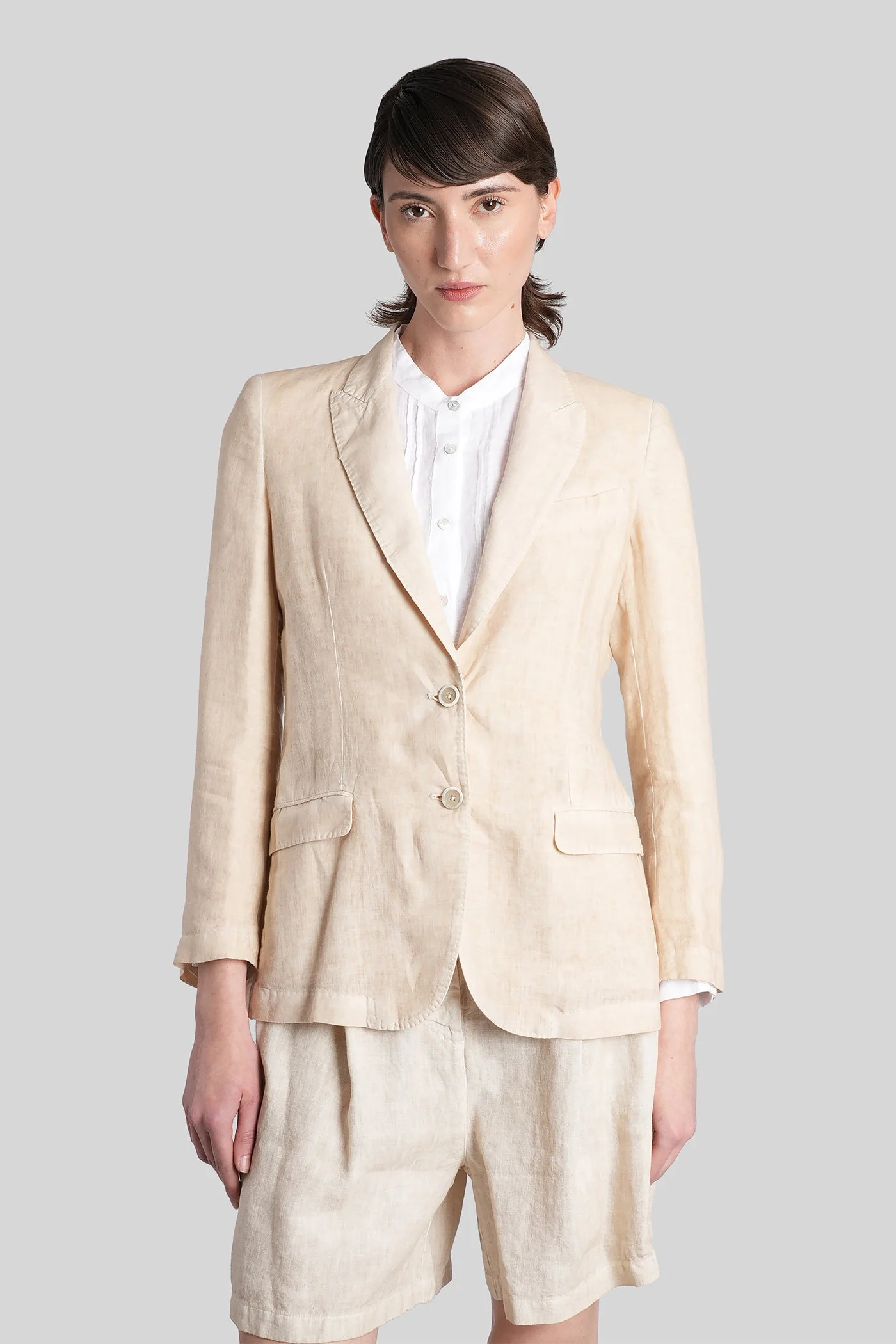 Blazer in beige linen
