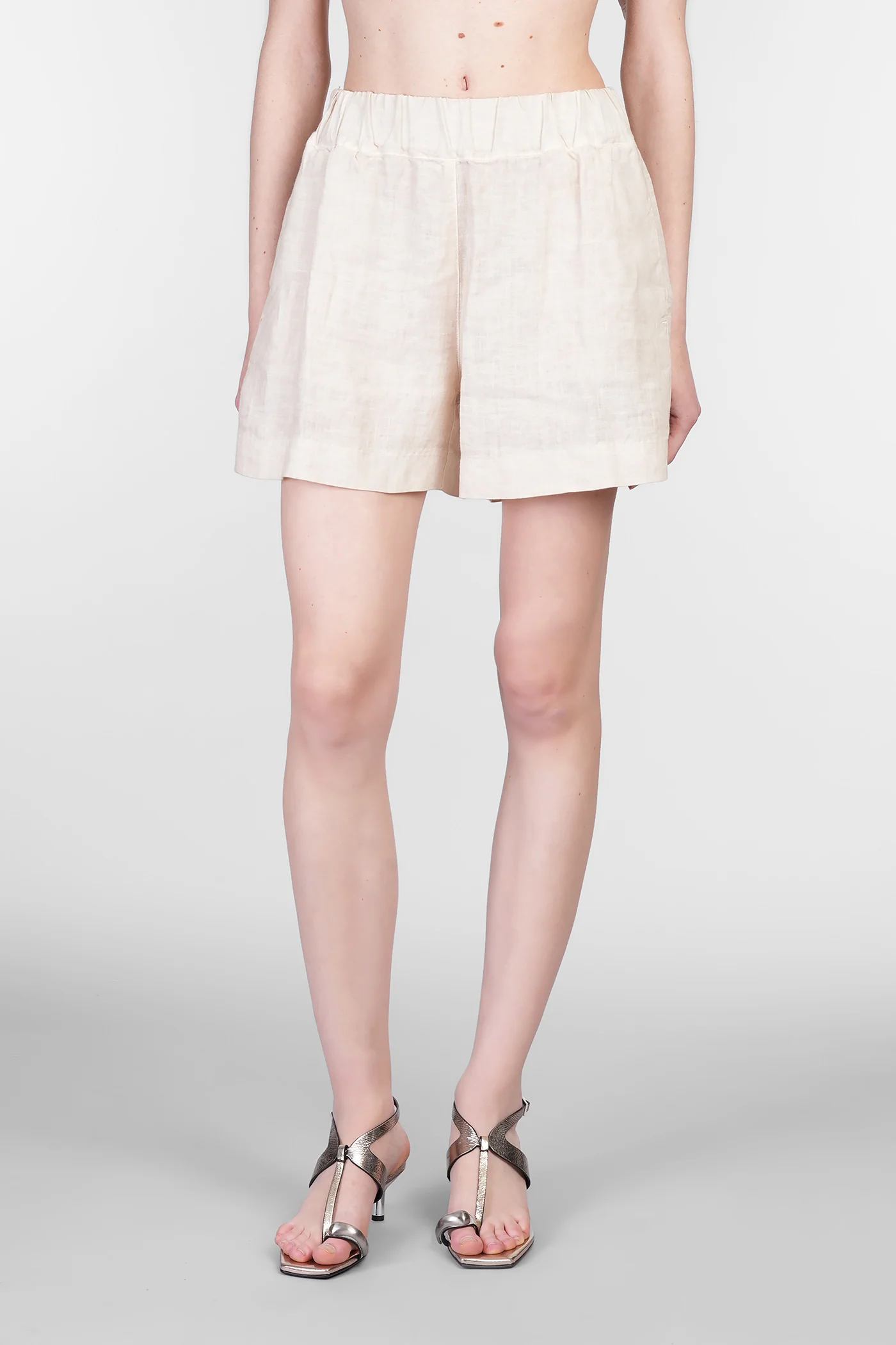 Shorts in beige linen