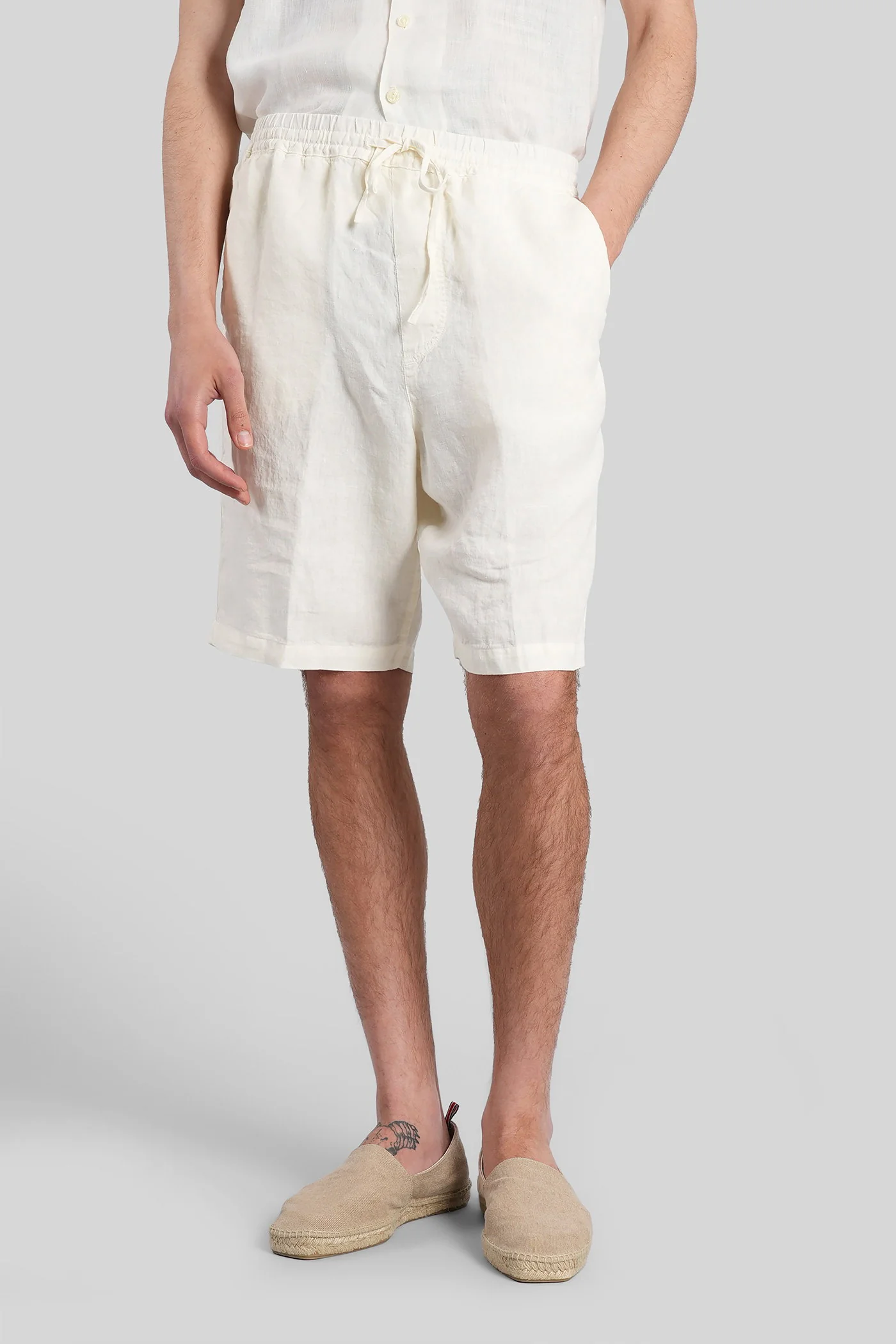 Shorts in beige linen