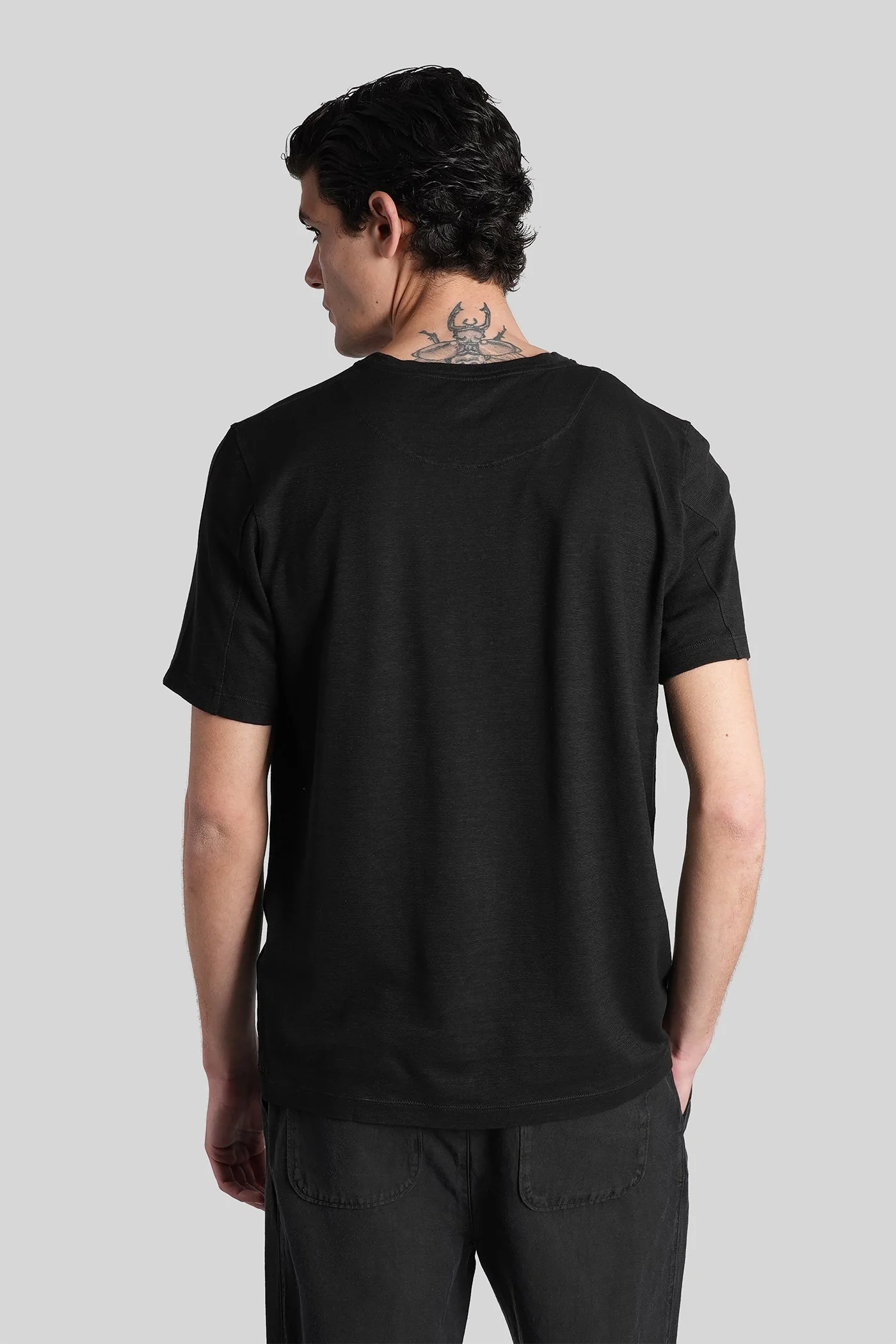 T-Shirt in black linen - Image 3