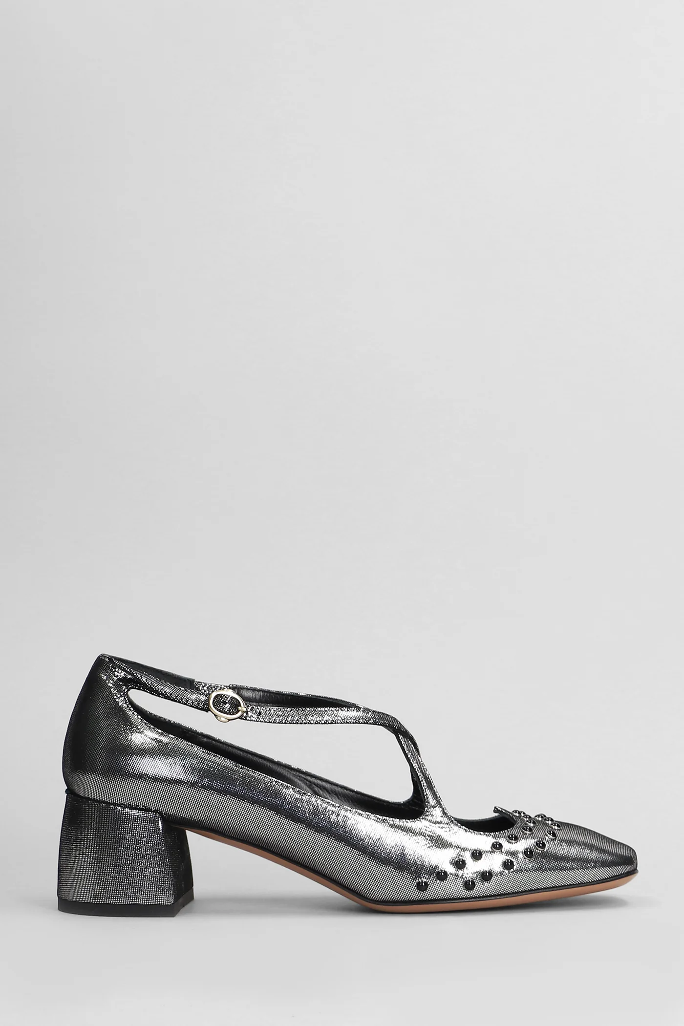 Pumps in silver leather
