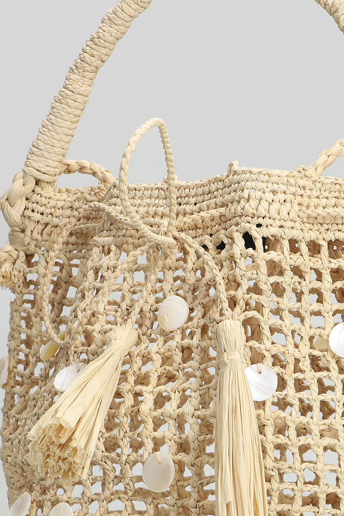Shoulder bag in beige raffia - Image 4