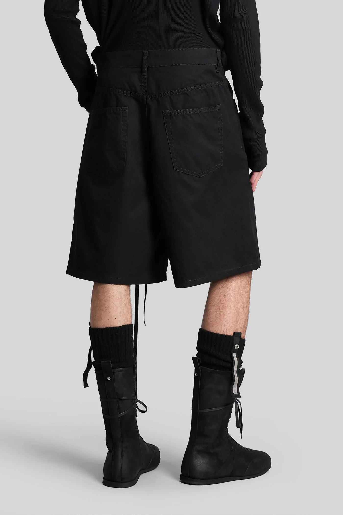 Narve Shorts in black cotton - Image 3