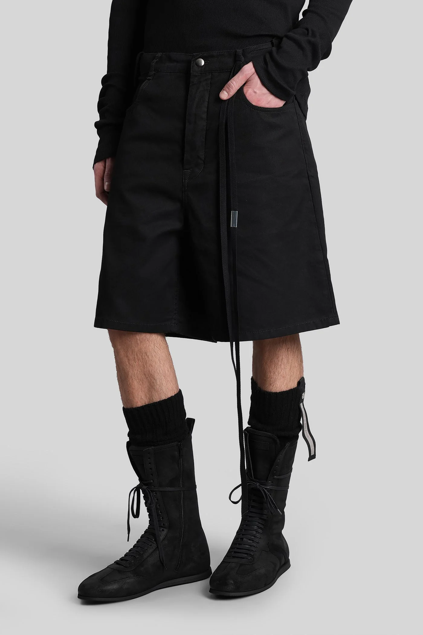 Narve Shorts in black cotton - Image 4