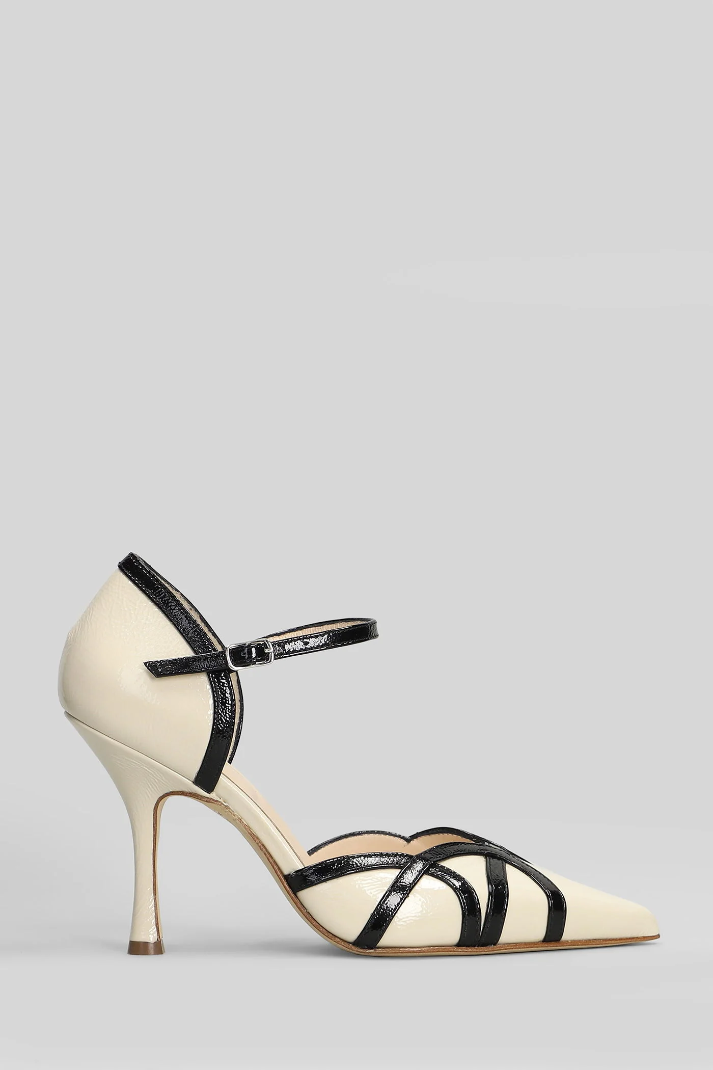 Pumps in beige leather