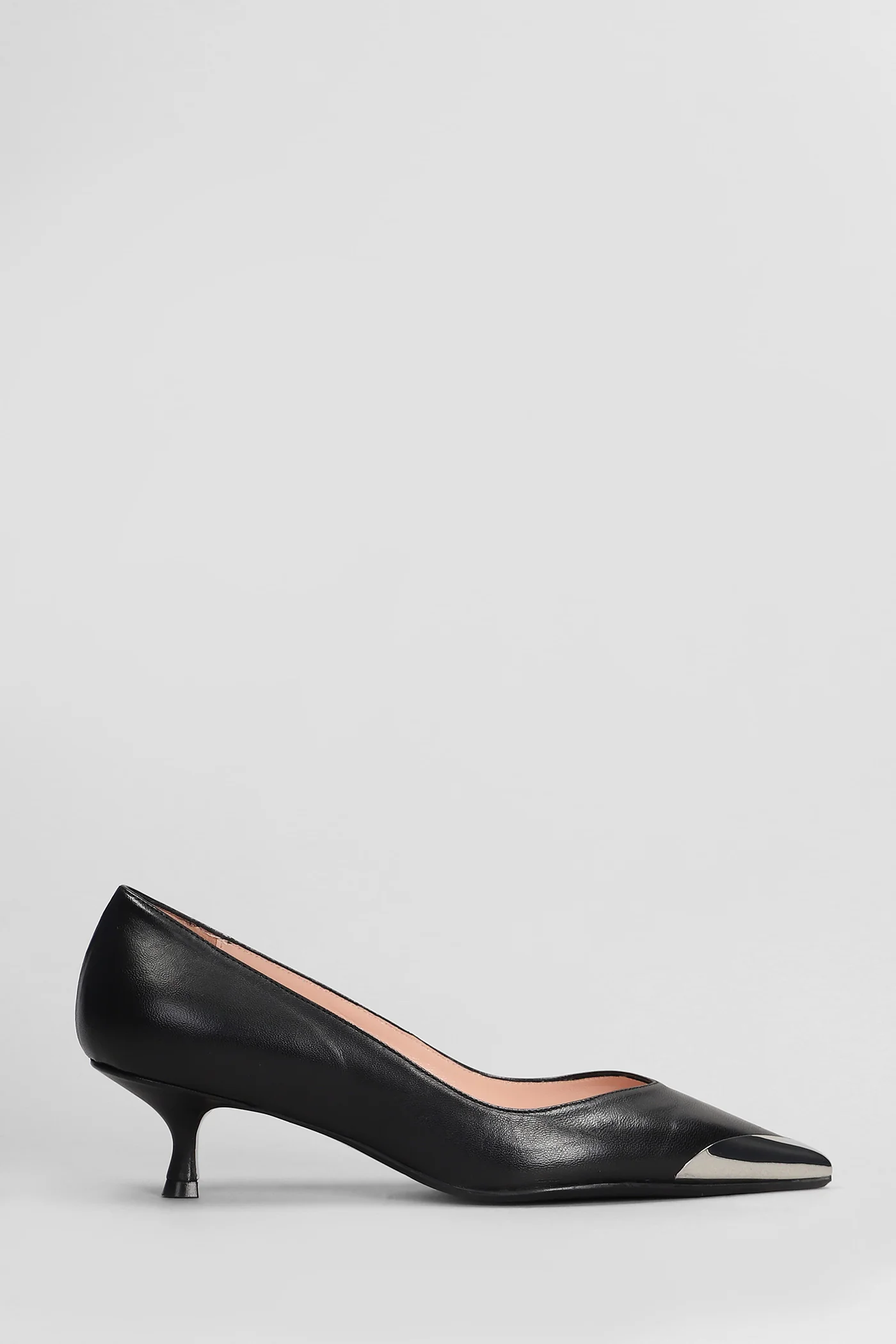 Pumps in black leather