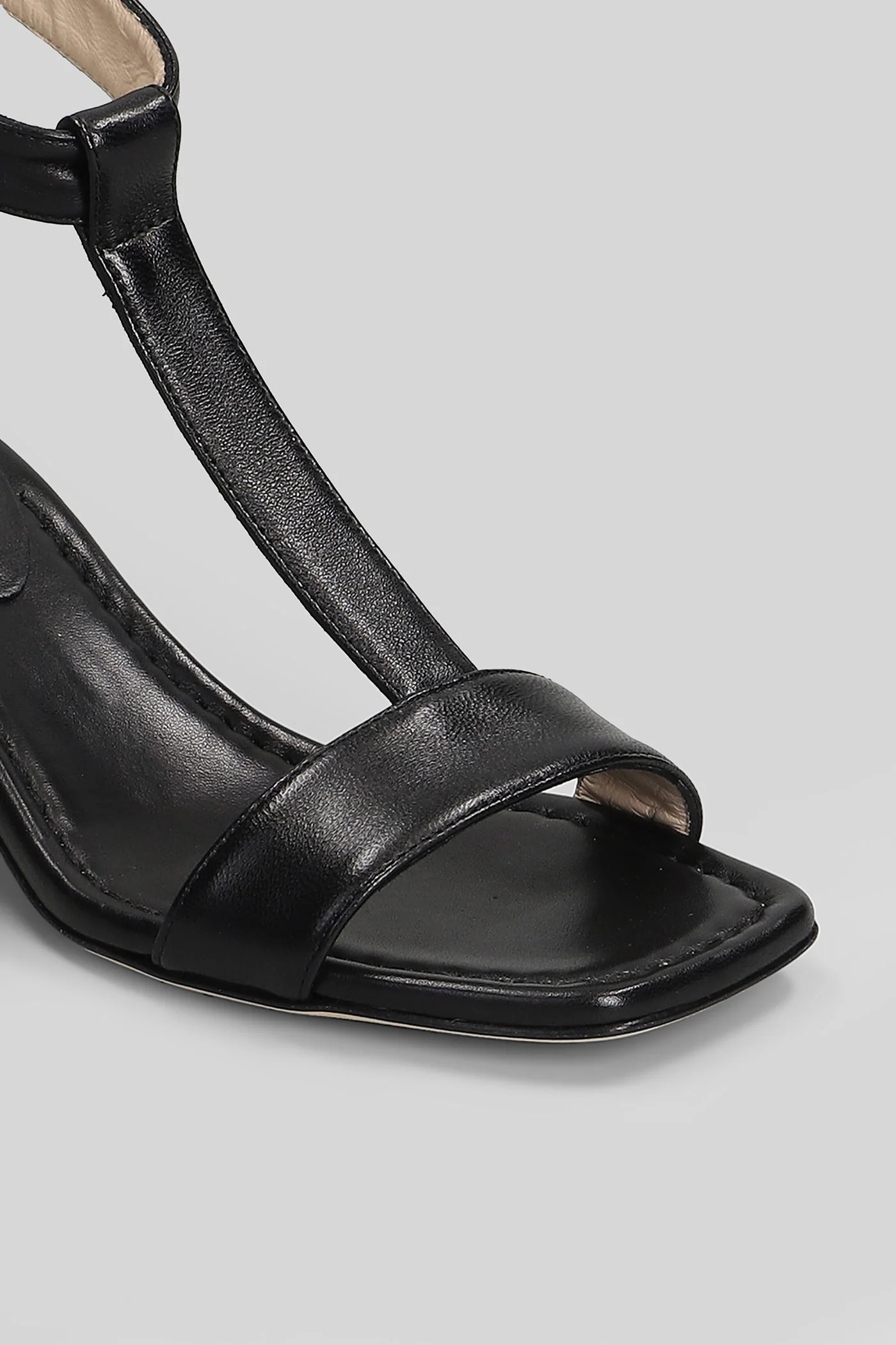 Sandals in black leather - Image 5