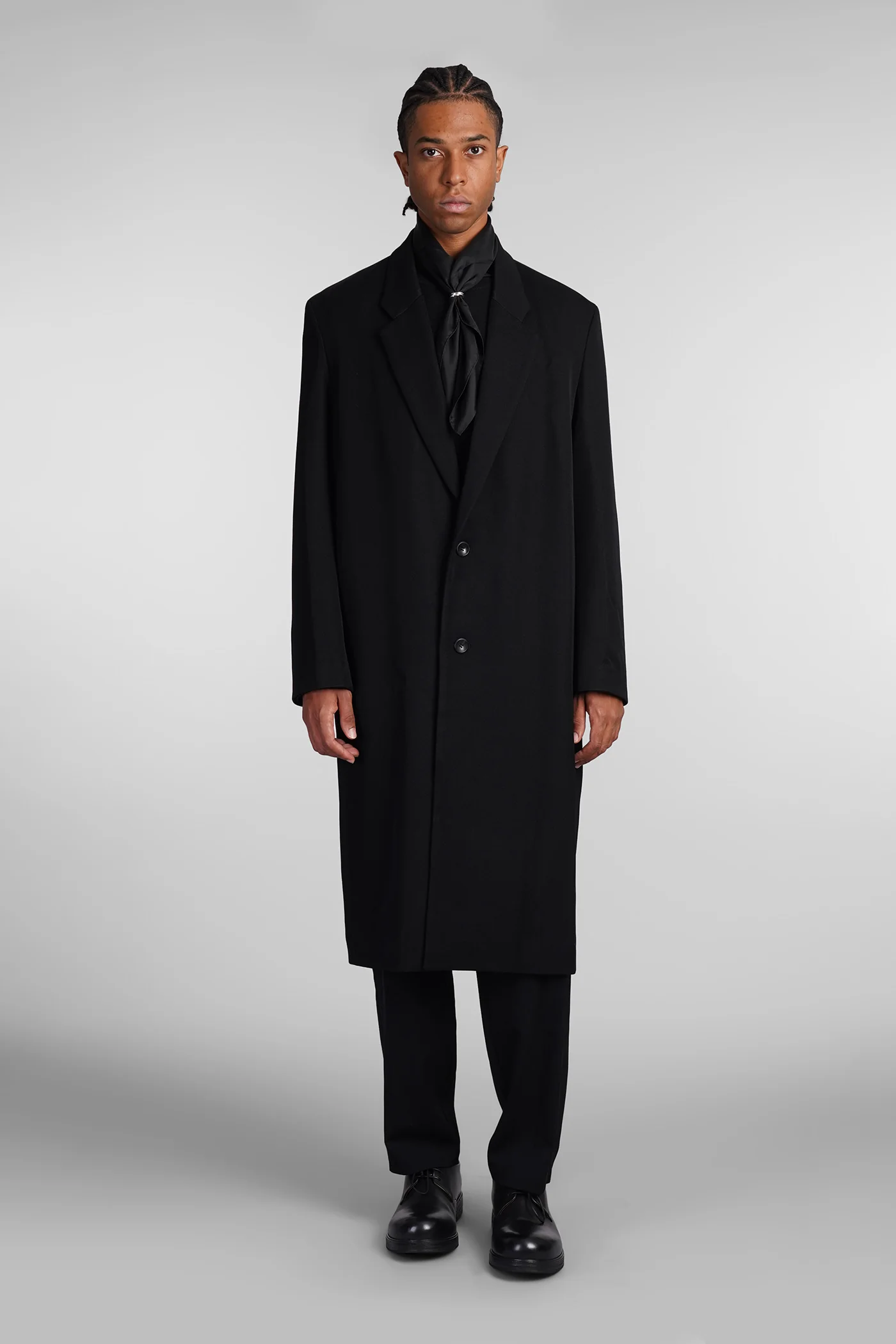 Coat in black wool