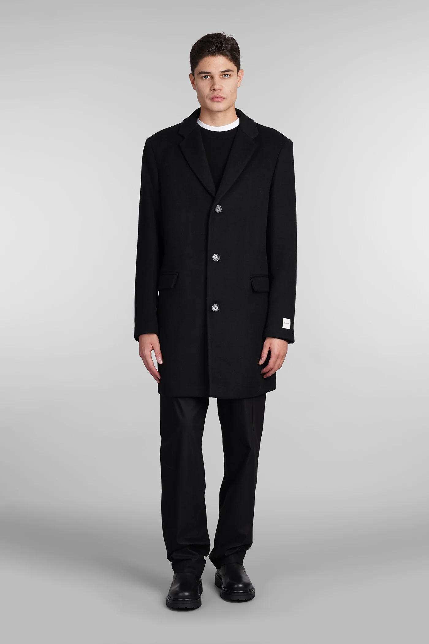 Coat in black wool