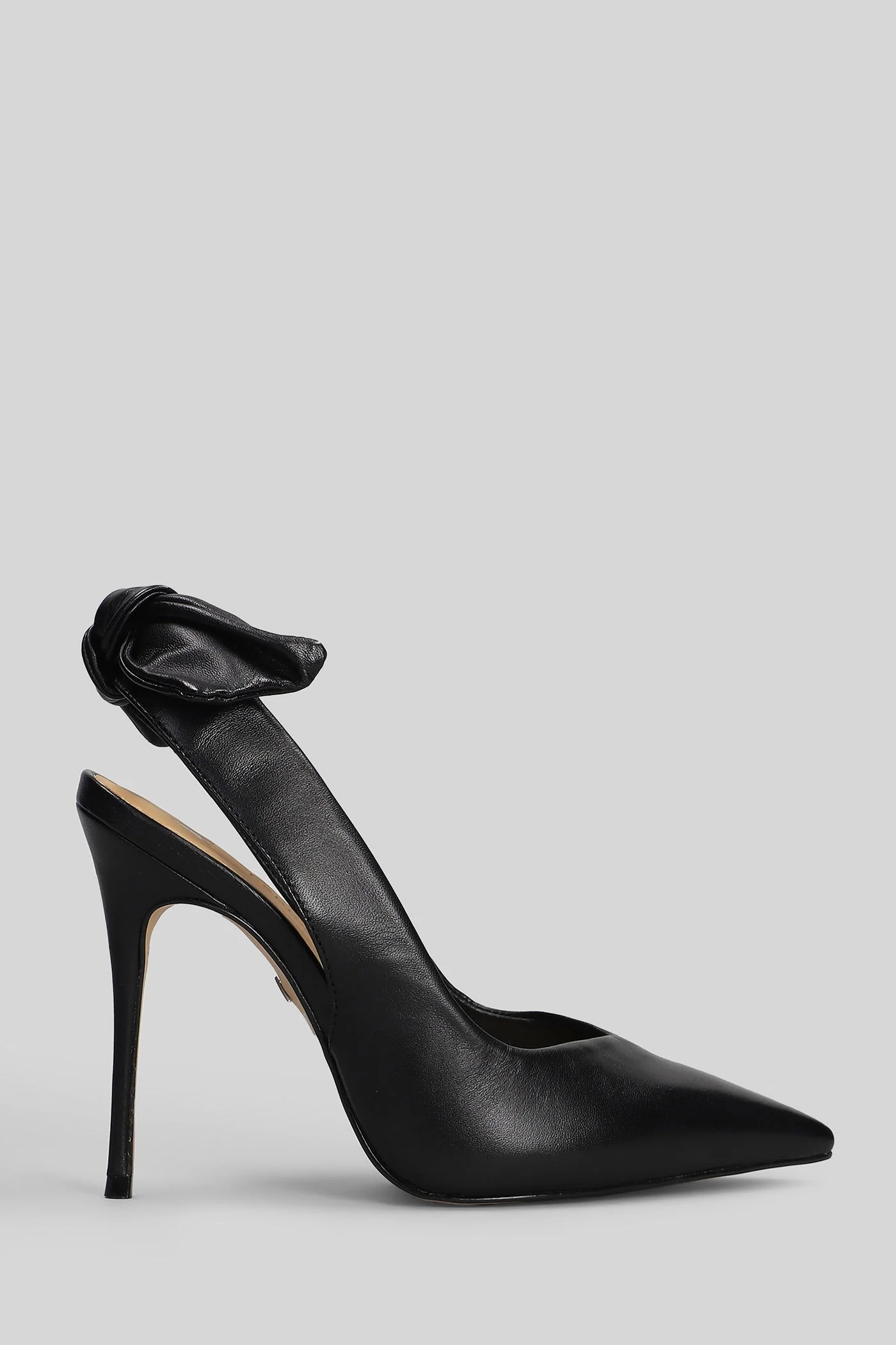 Pumps in black leather