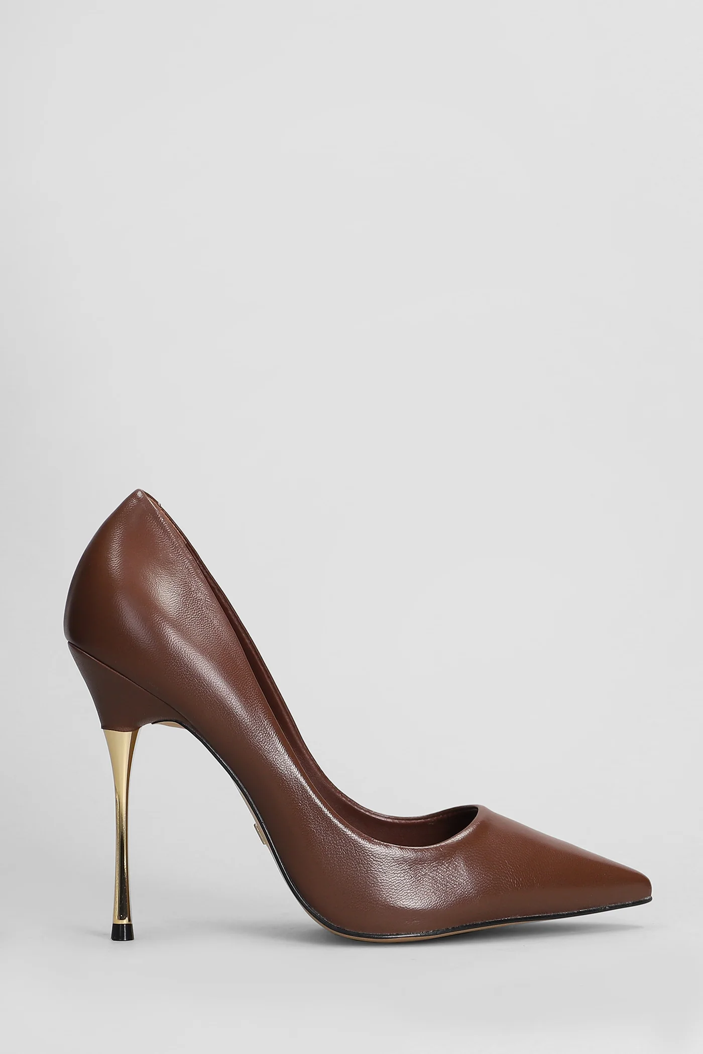Pumps in brown leather