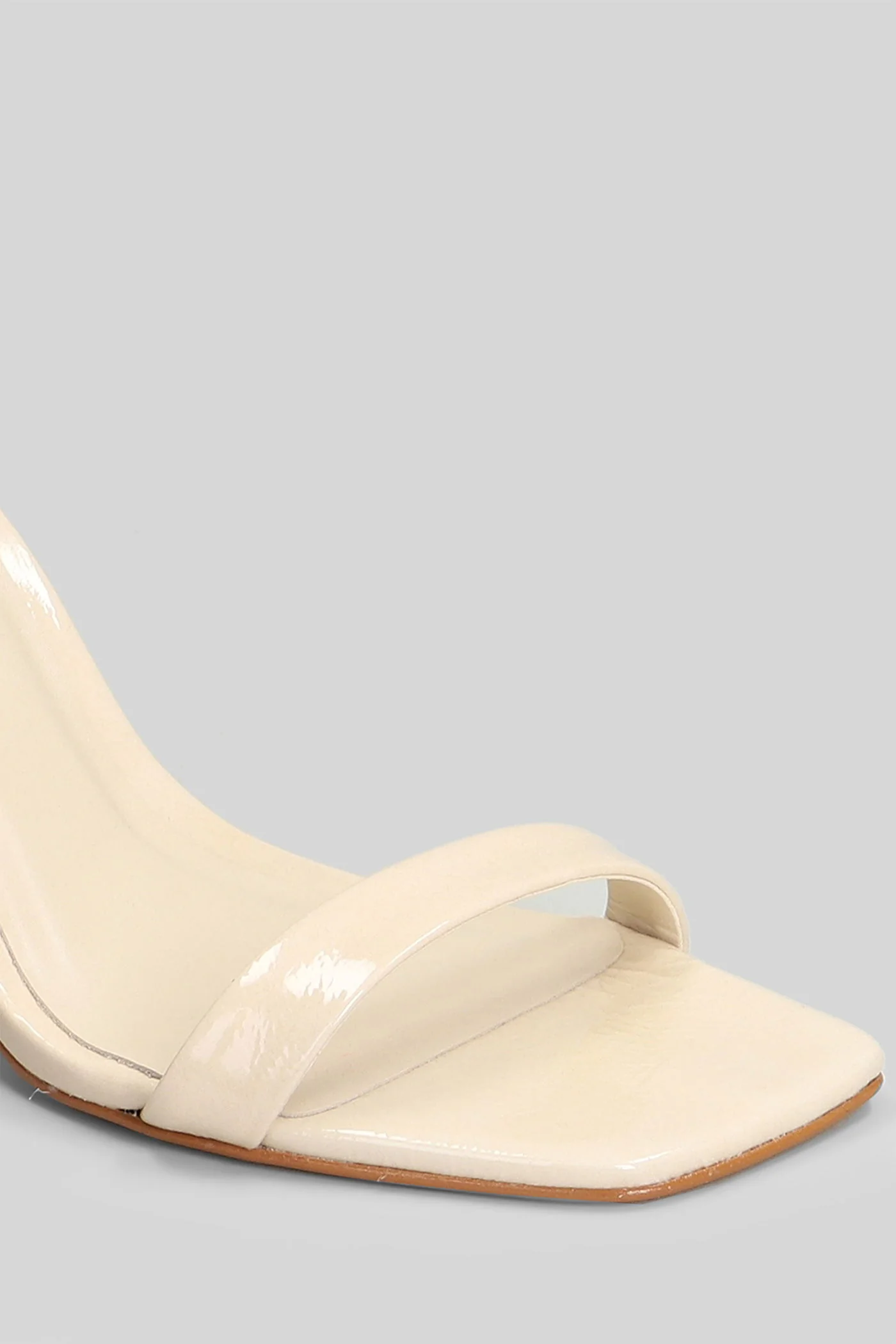 Sandals in beige patent leather - Image 5