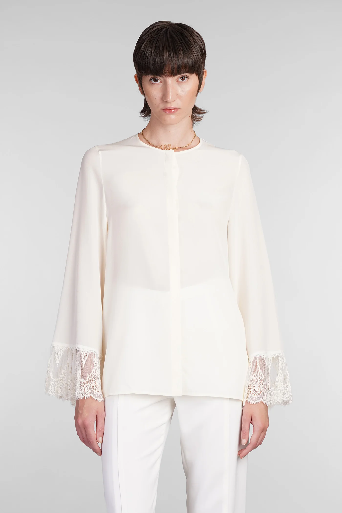 Blouse in beige silk