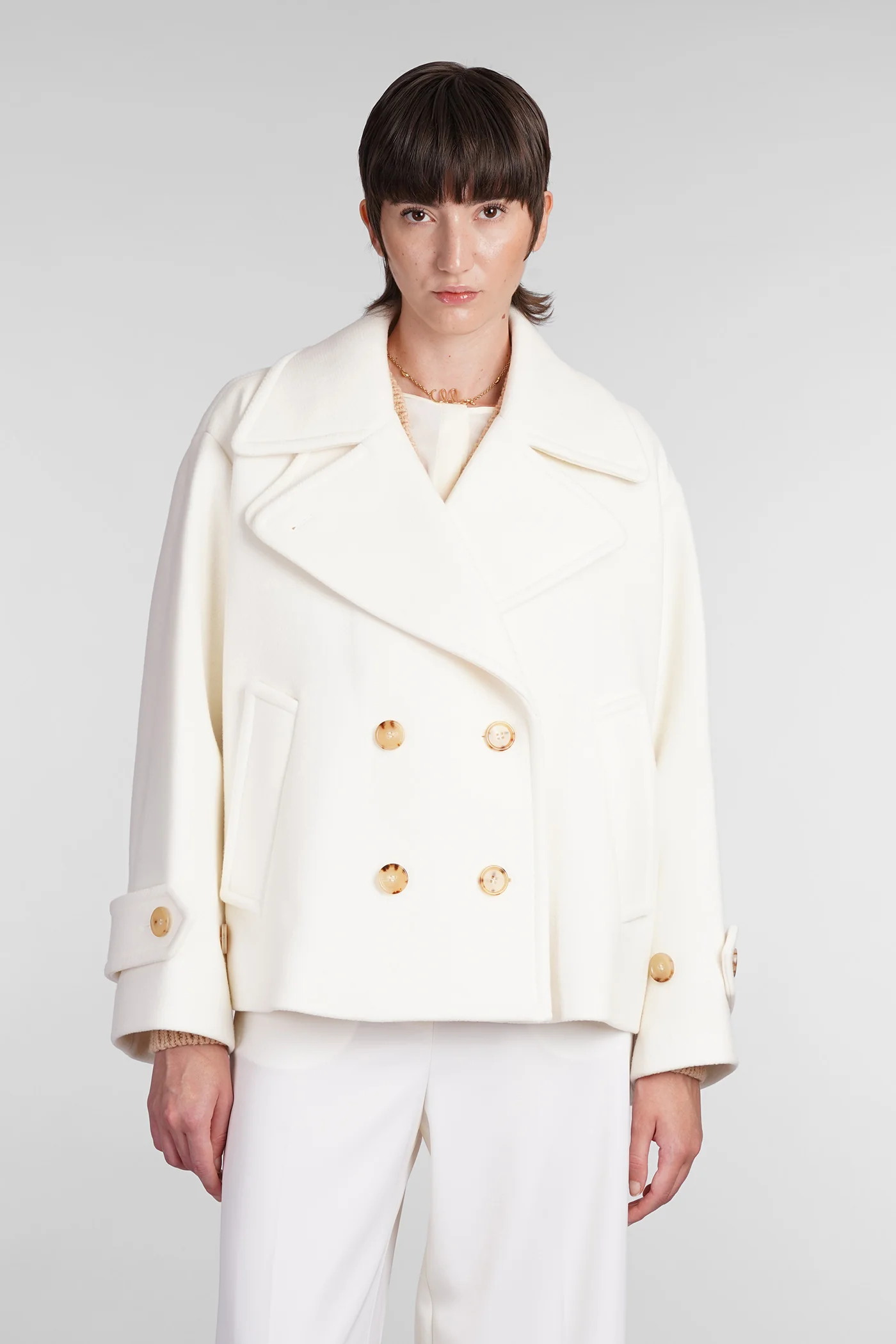 Coat in beige wool