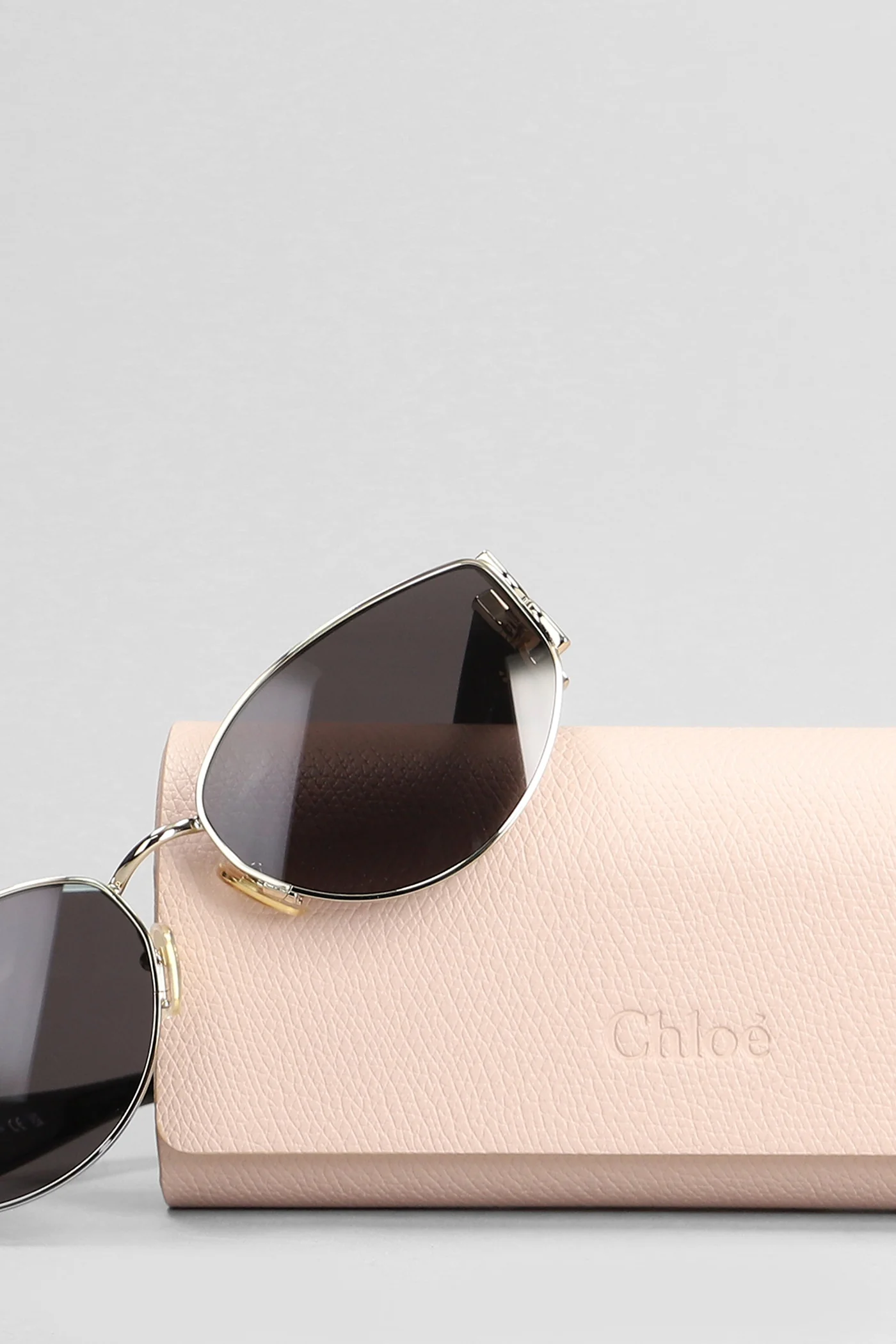 Sunglasses in gold metal alloy - Image 4