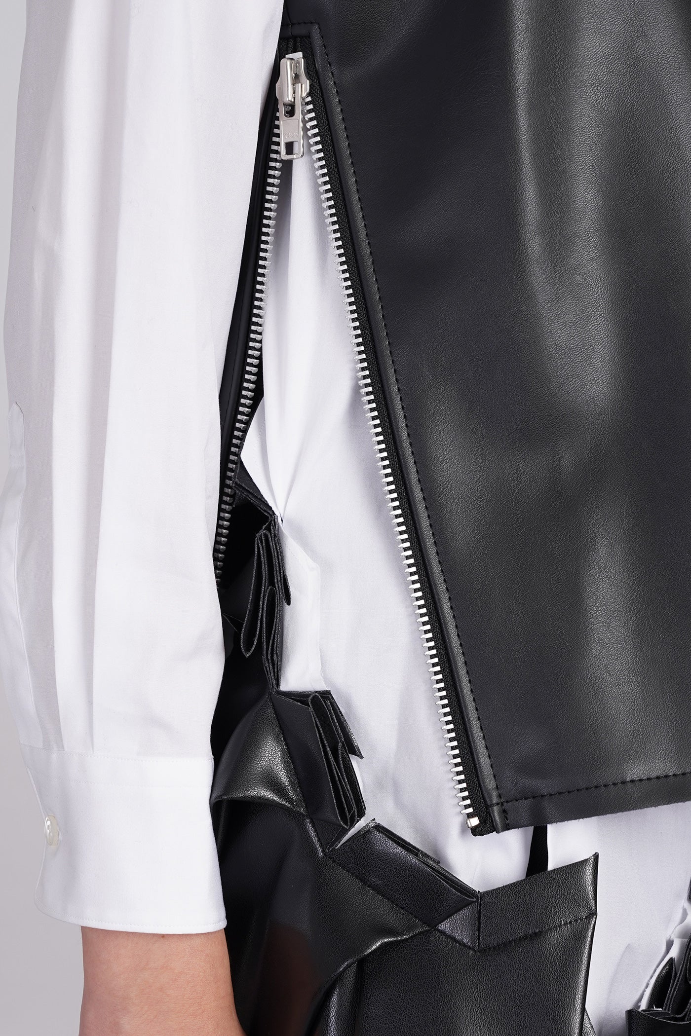 Topwear in black Polyuretan - Image 5