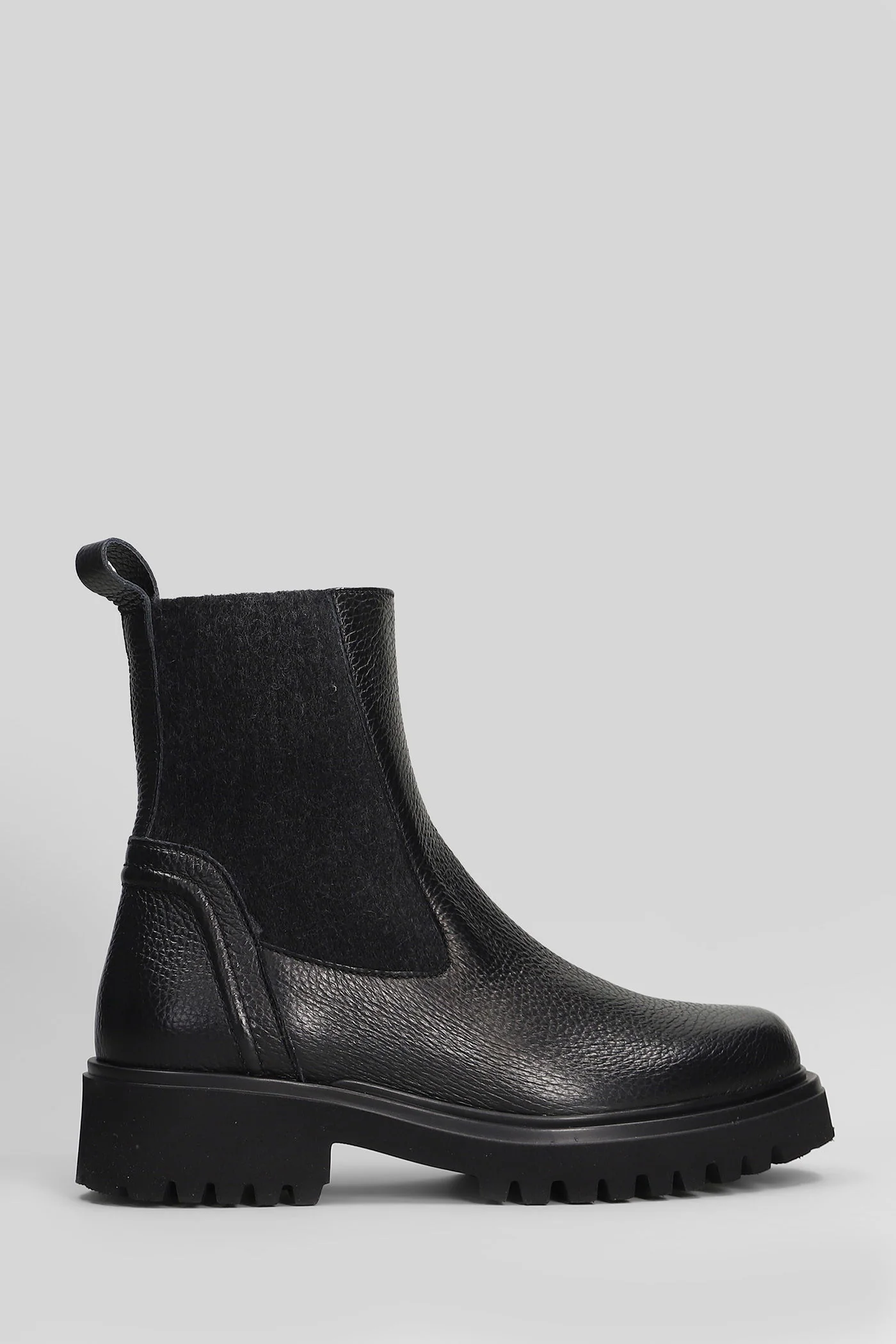 Combat boots in black leather