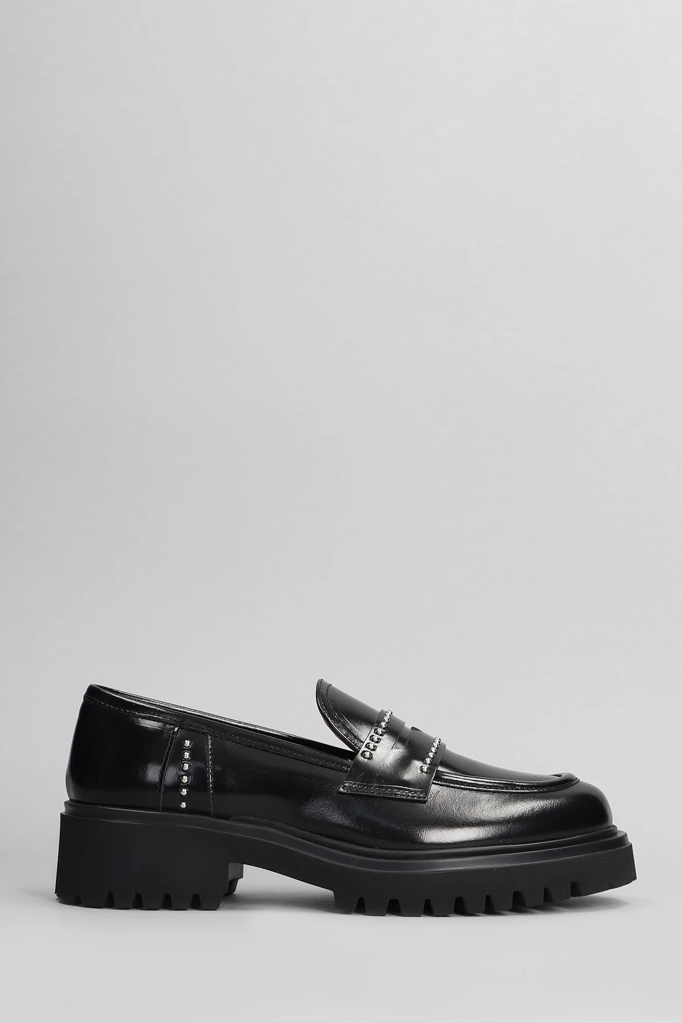 Loafers in black leather
