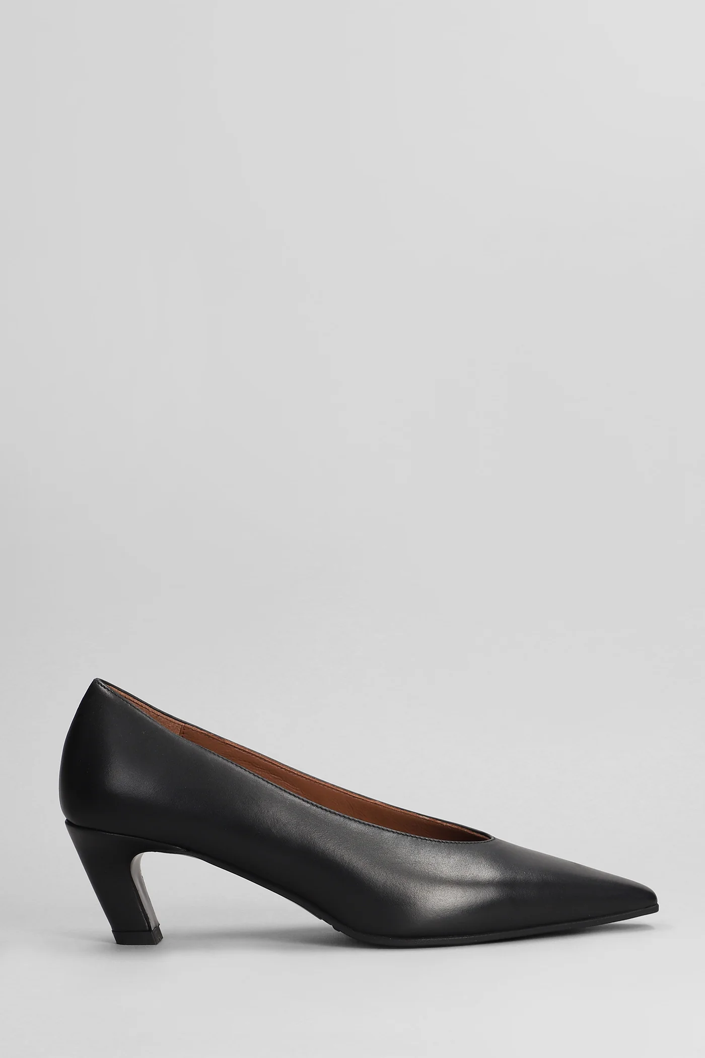 Pumps in black leather
