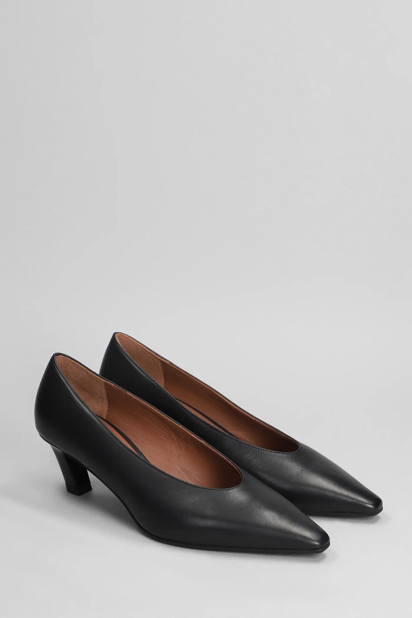 Pumps in black leather - Image 2