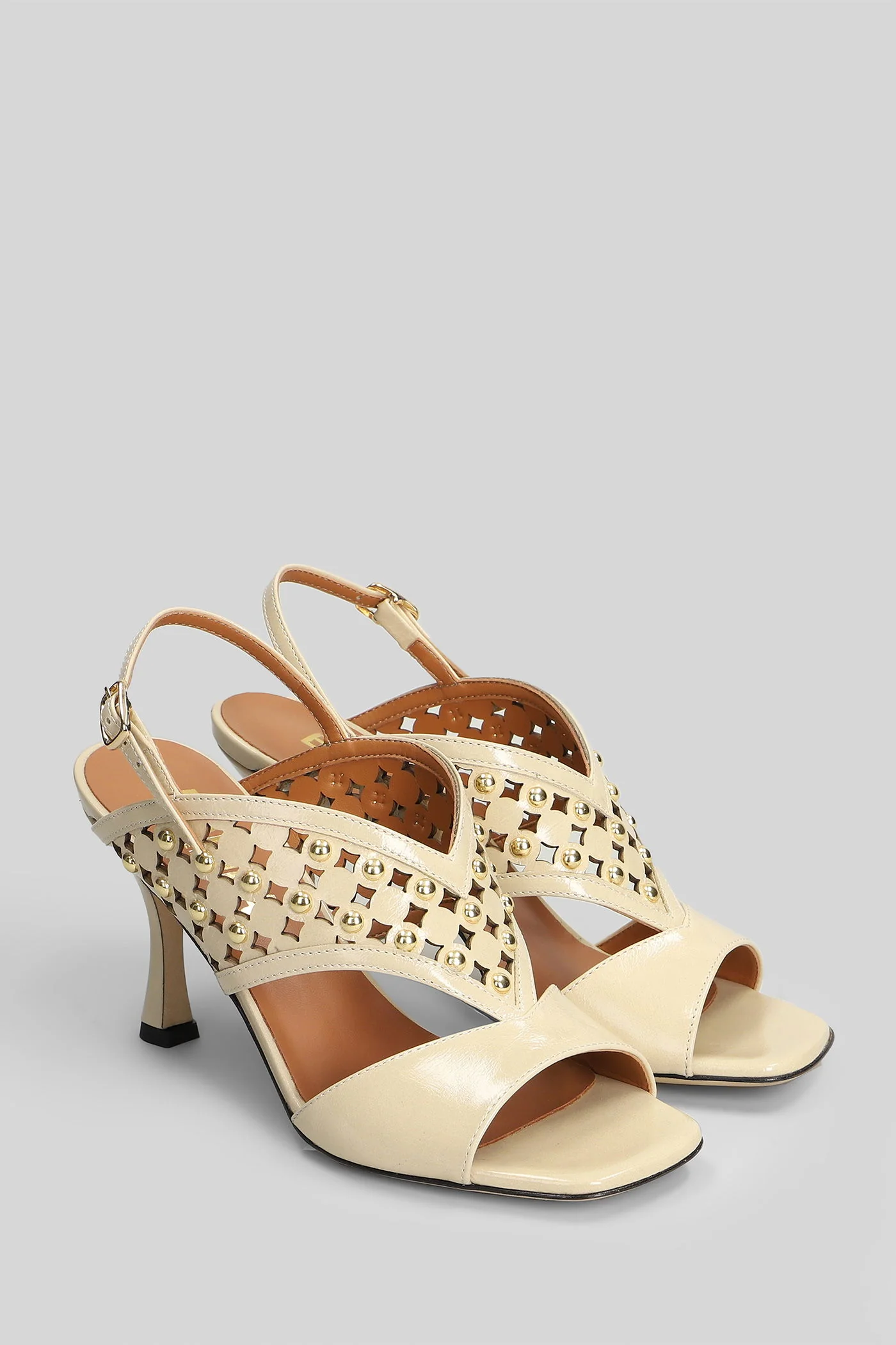 Sandals in beige leather - Image 2