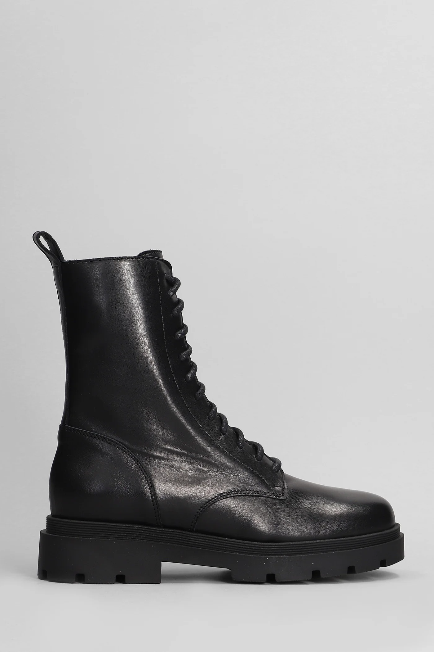 Combat boots in black leather