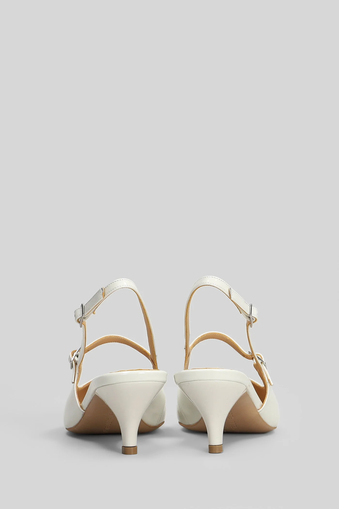 Pumps in beige patent leather - Image 4