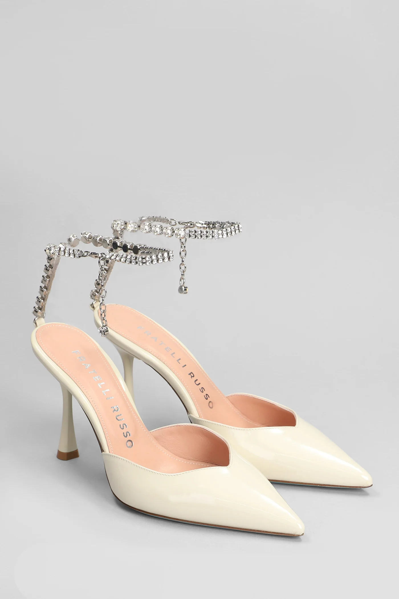 Pumps in beige patent leather - Image 2