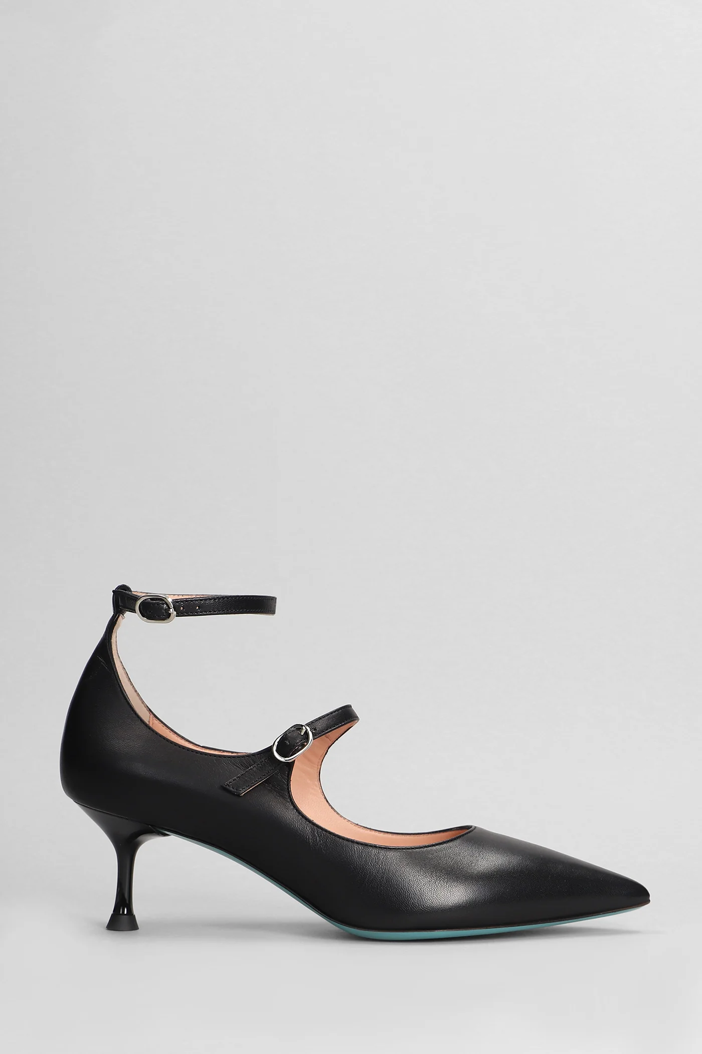 Pumps in black leather