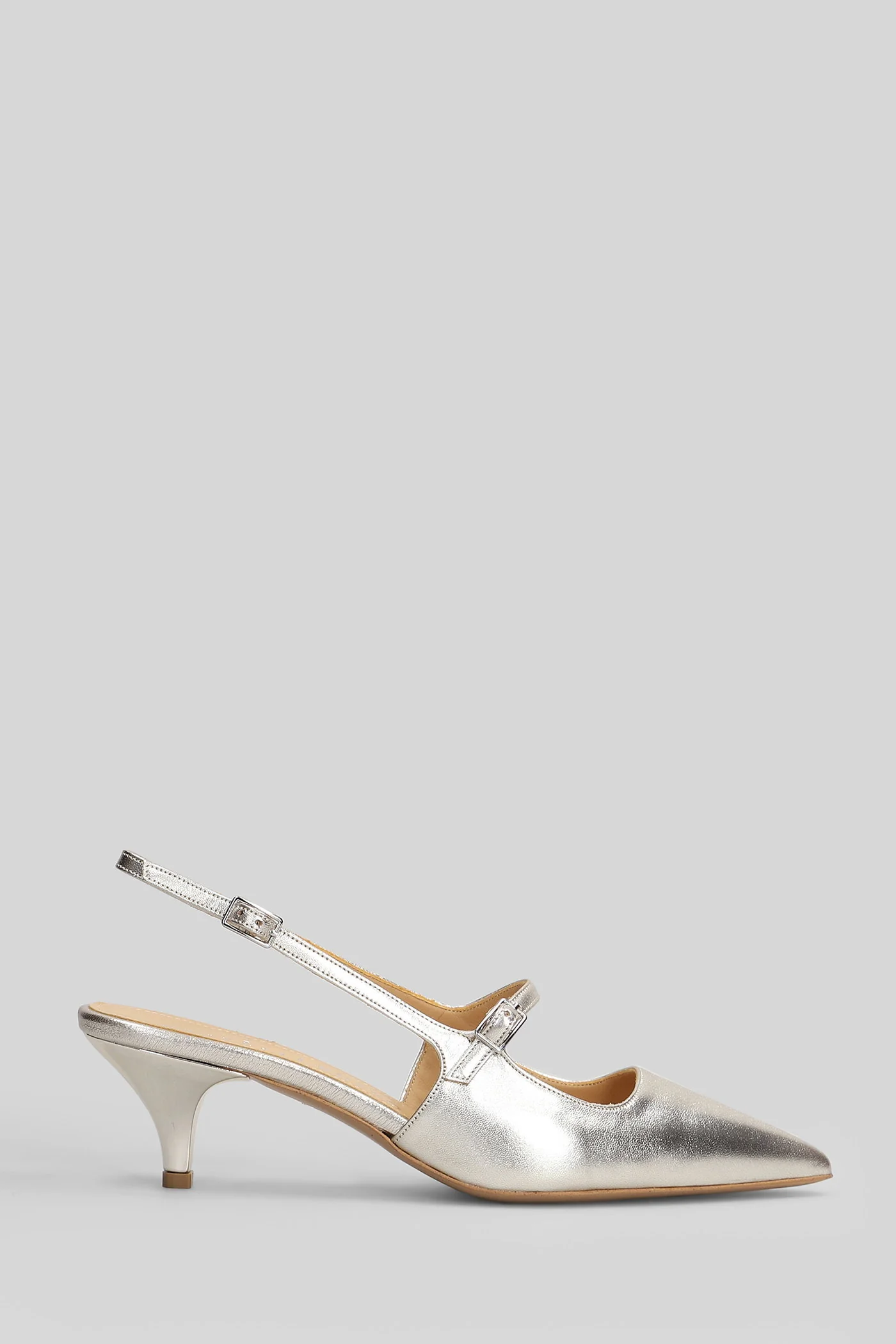 Pumps in platinum leather
