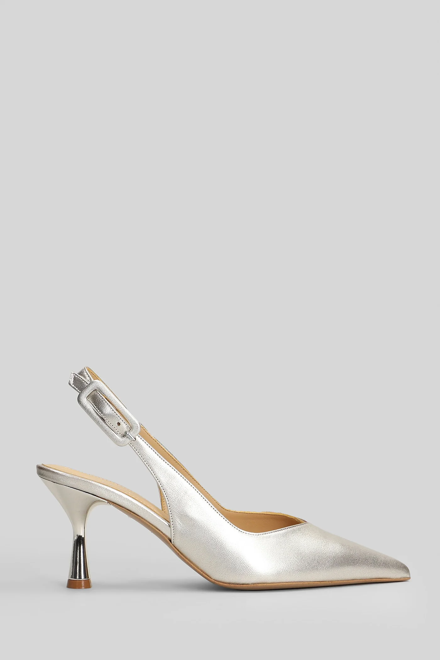 Pumps in platinum leather