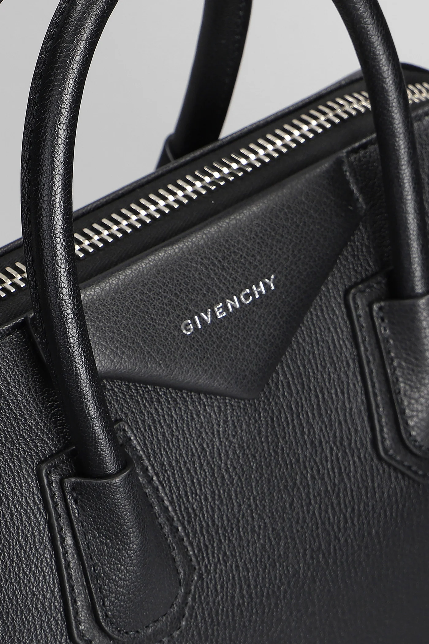 Antigona Shoulder bag in black leather - Image 4