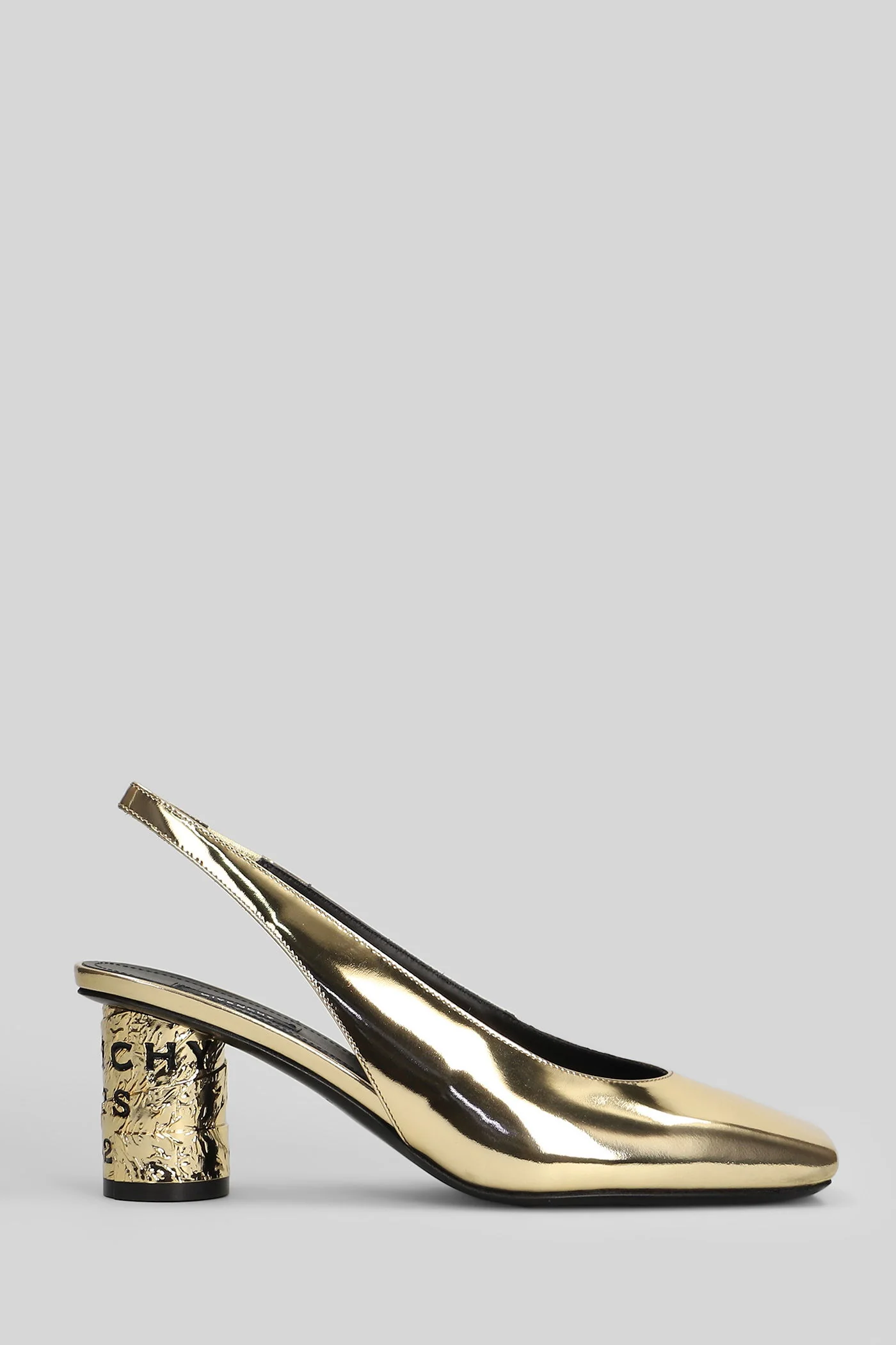 Pumps in gold leather