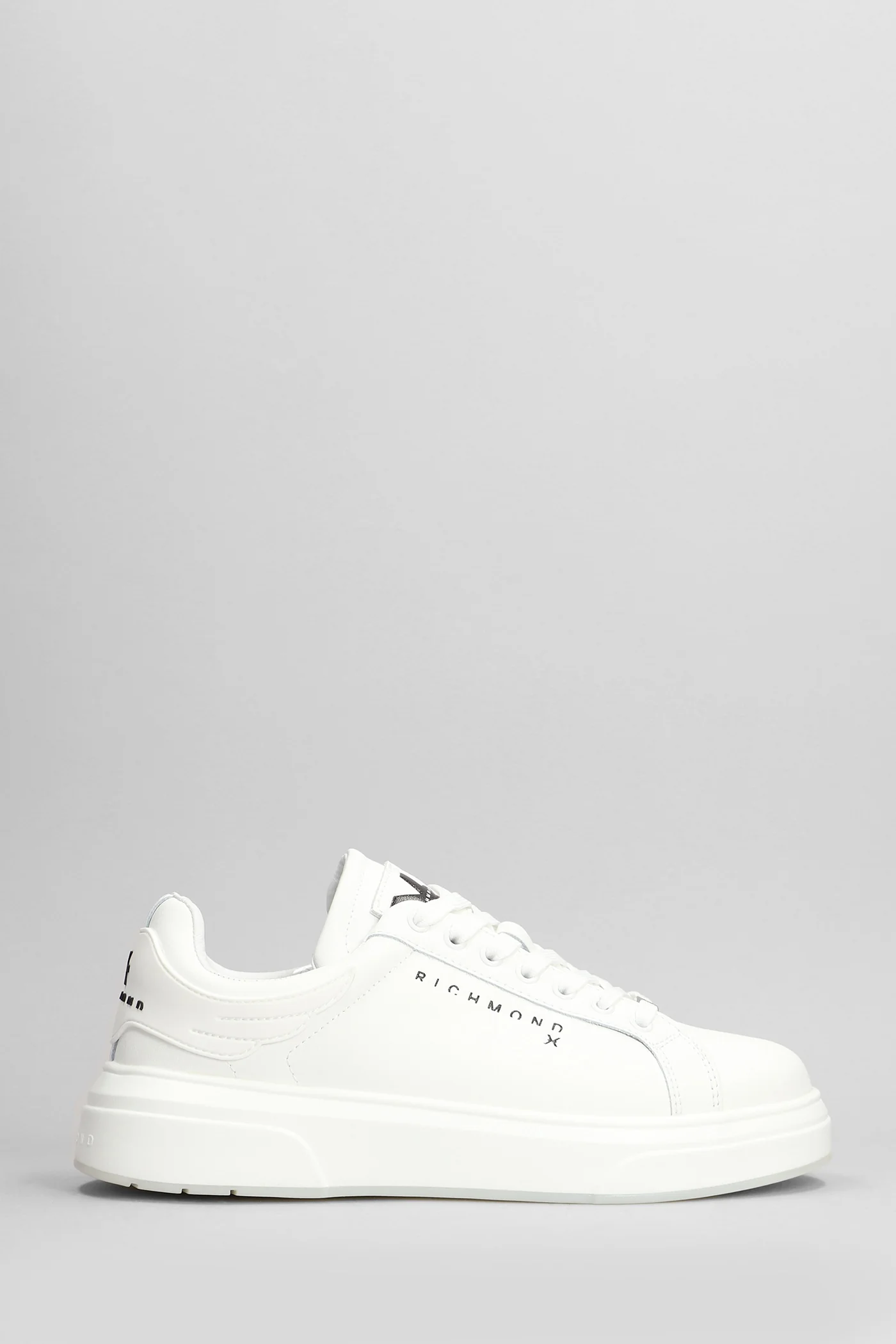 Sneakers in white leather