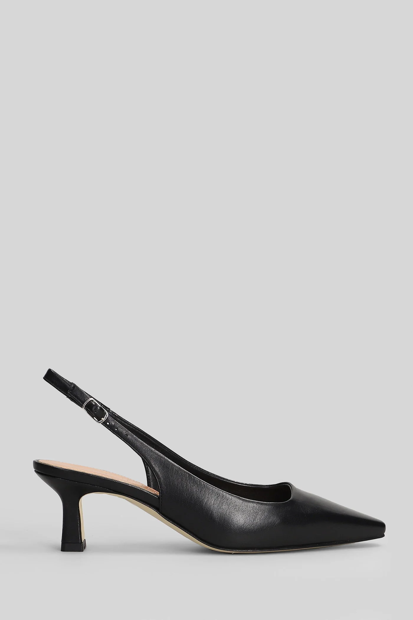 Pumps in black leather