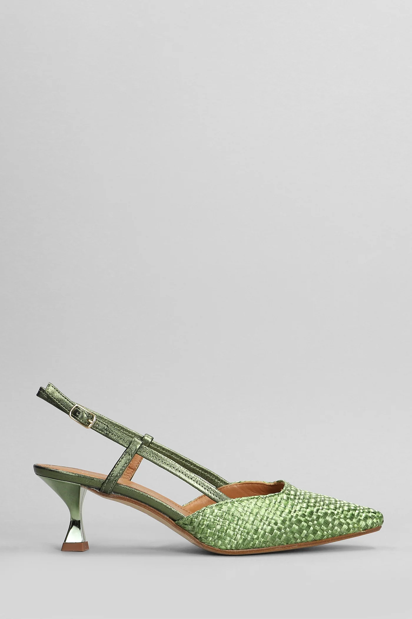 Pumps in green leather