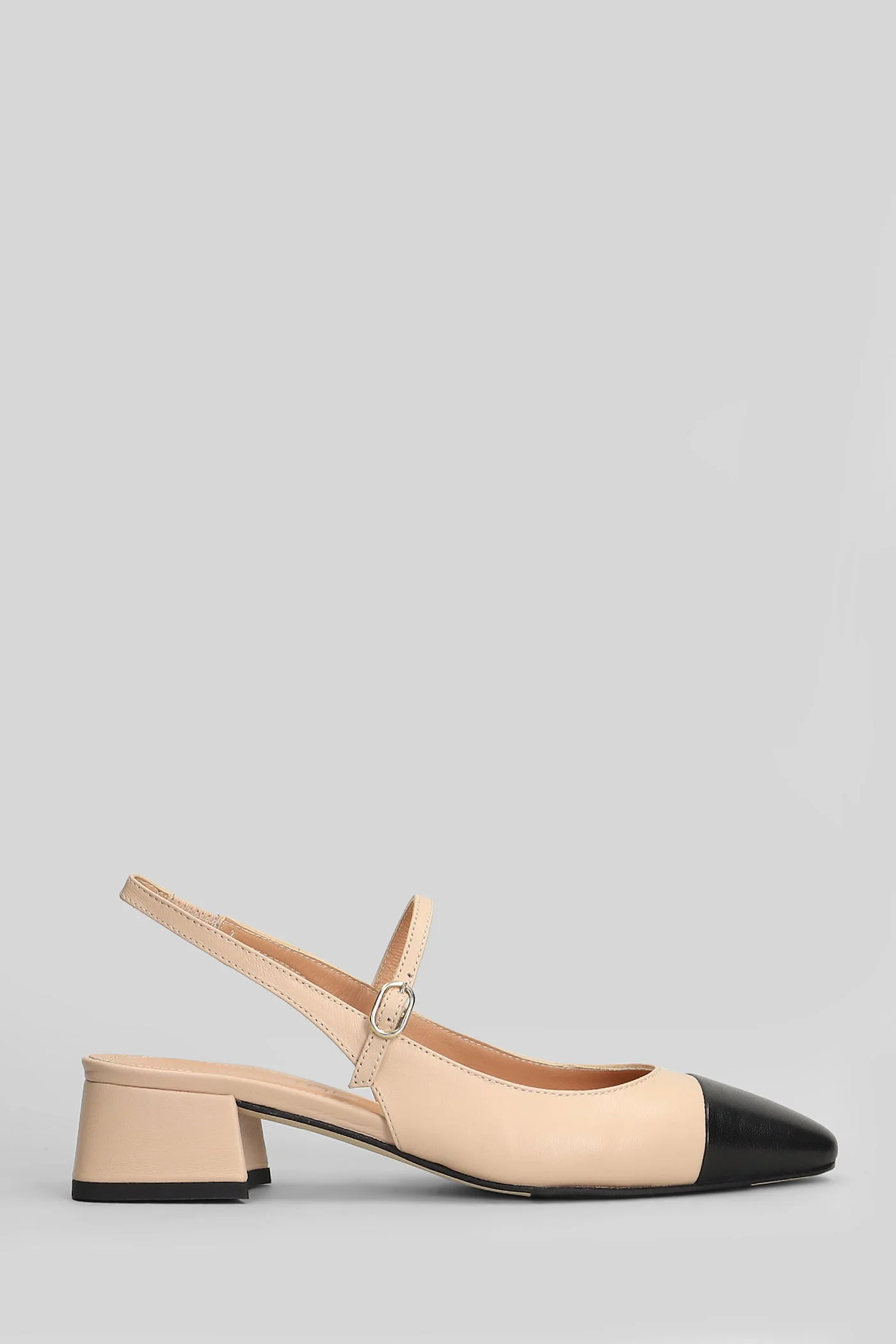 Pumps in powder leather