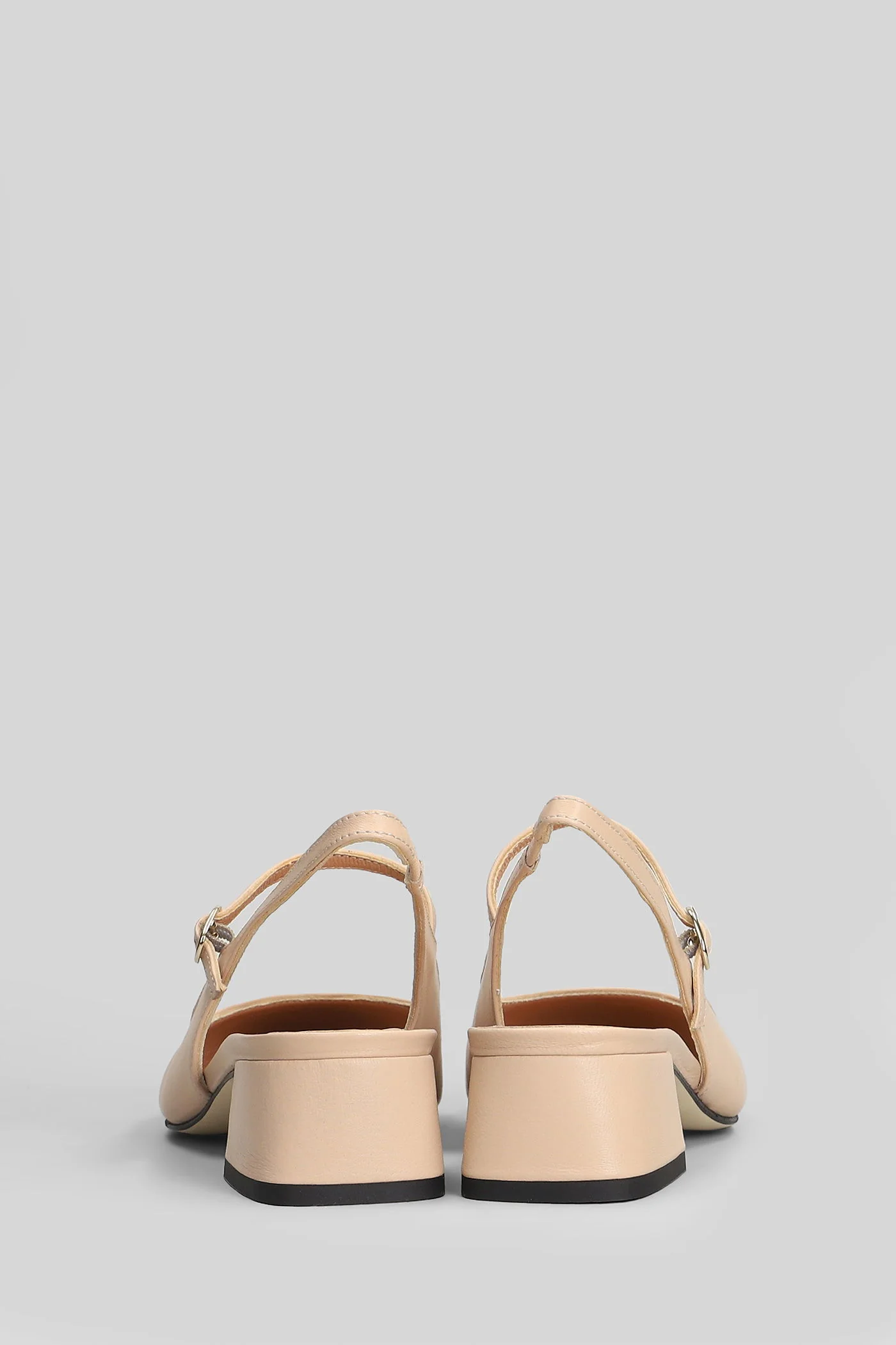 Pumps in powder leather - Image 4