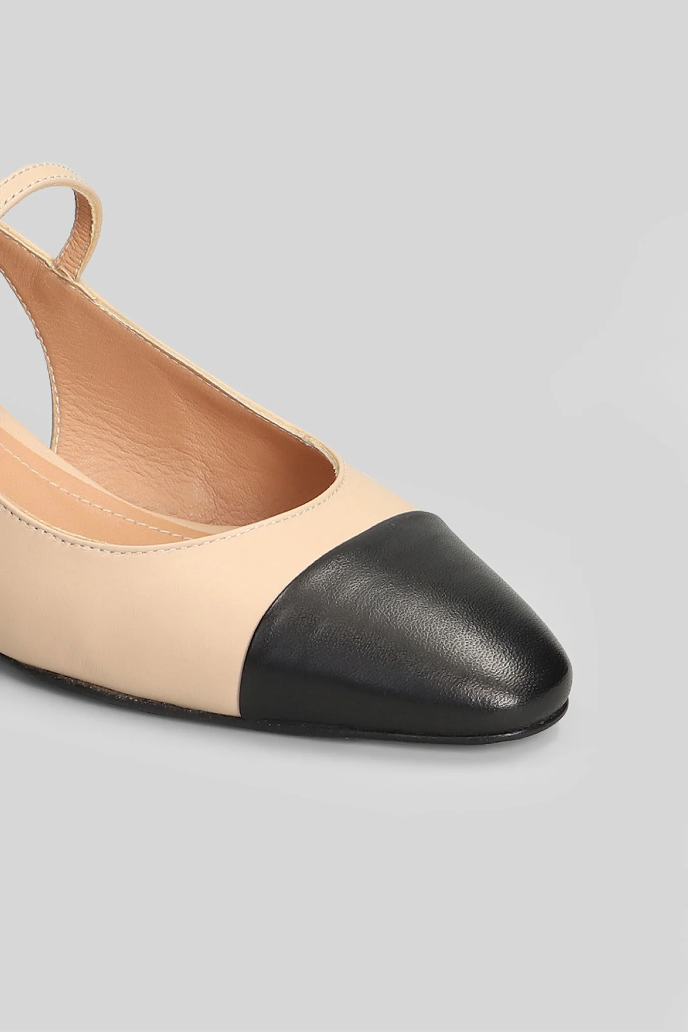 Pumps in powder leather - Image 5