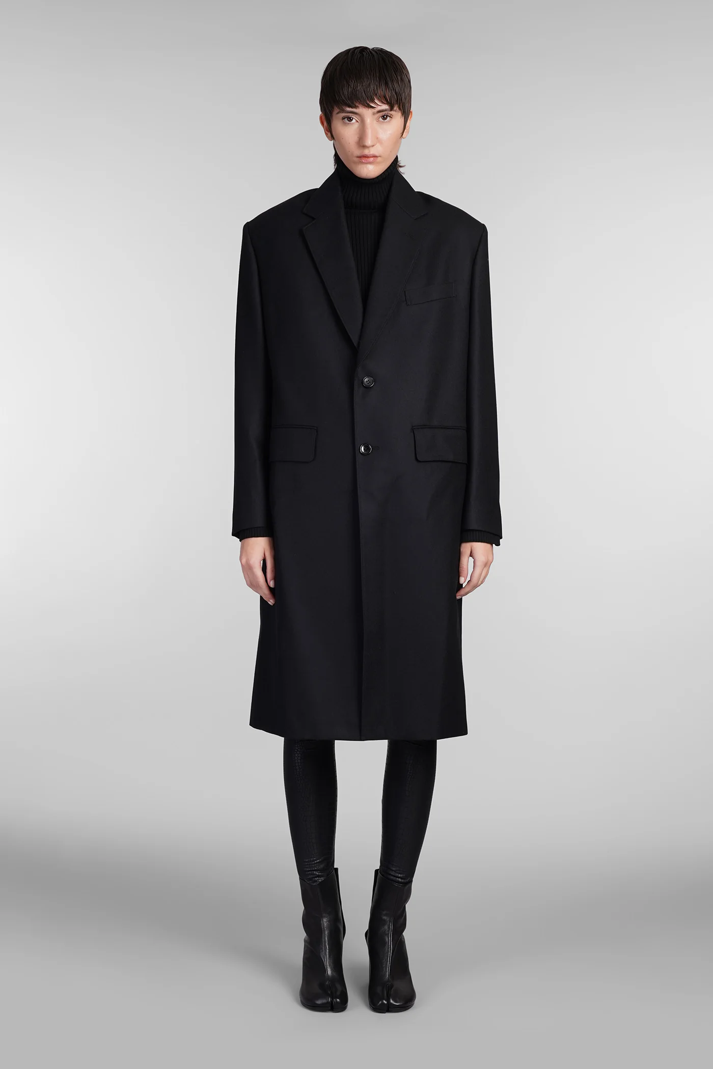 Coat in black wool