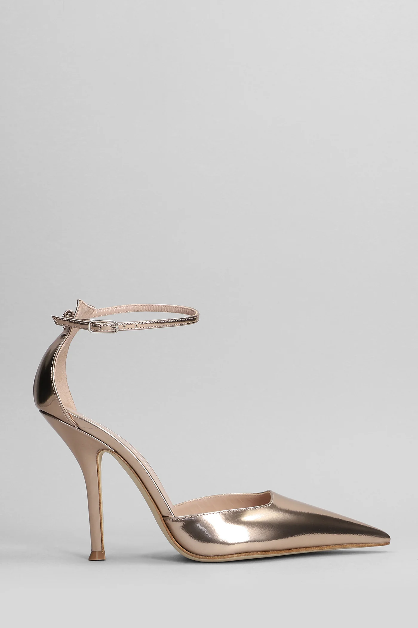 Pumps in copper leather