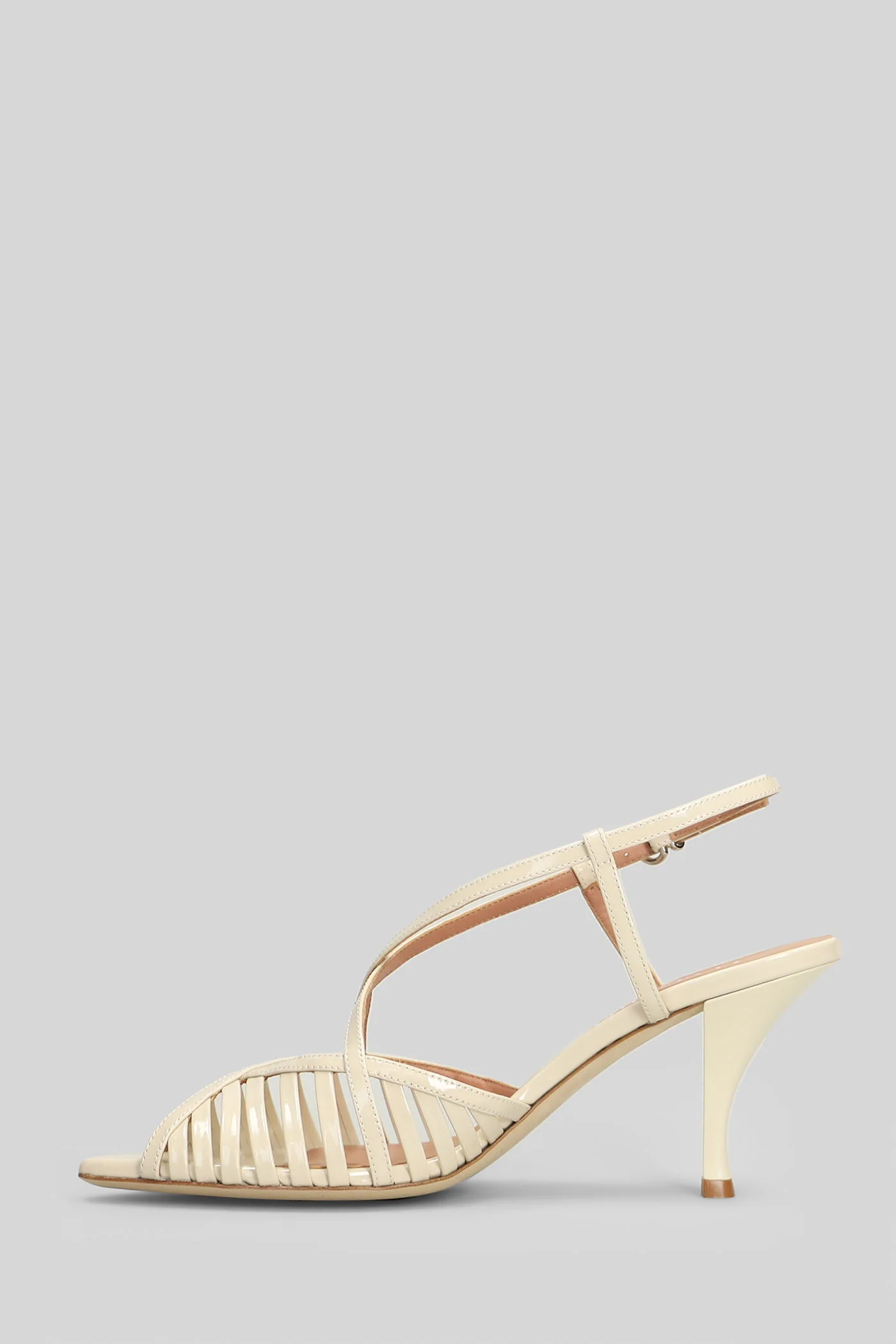 Sandals in beige patent leather - Image 3