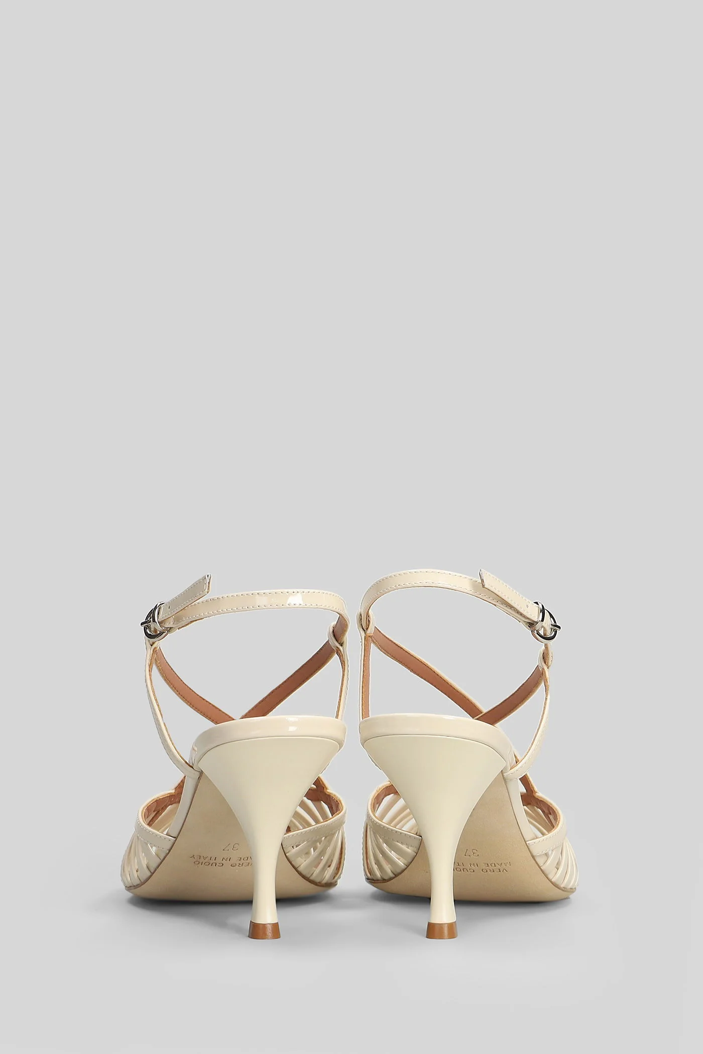 Sandals in beige patent leather - Image 9