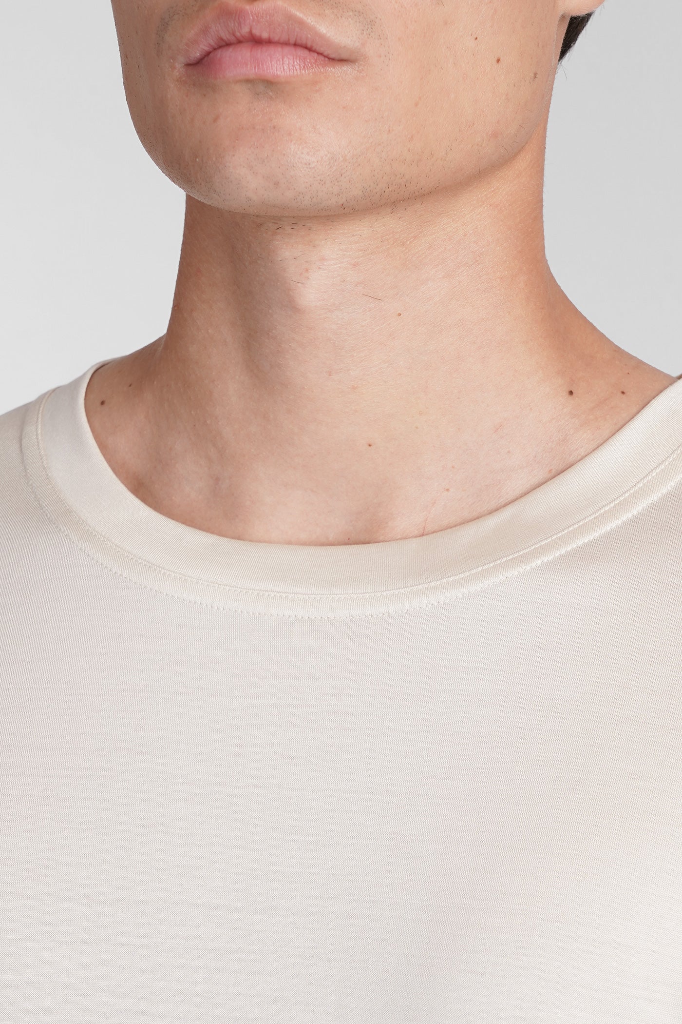 T-Shirt in beige silk - Image 5