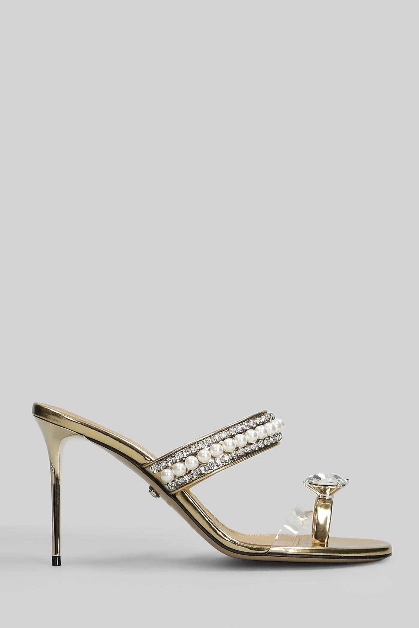 Sandals in gold leather