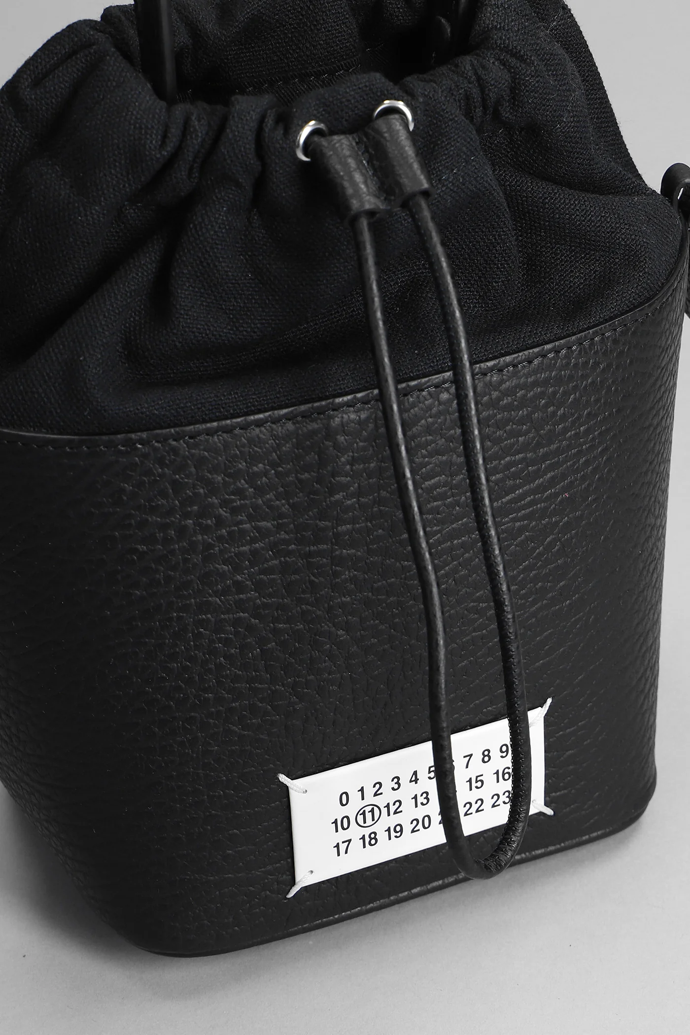 Shoulder bag in black leather - Image 4