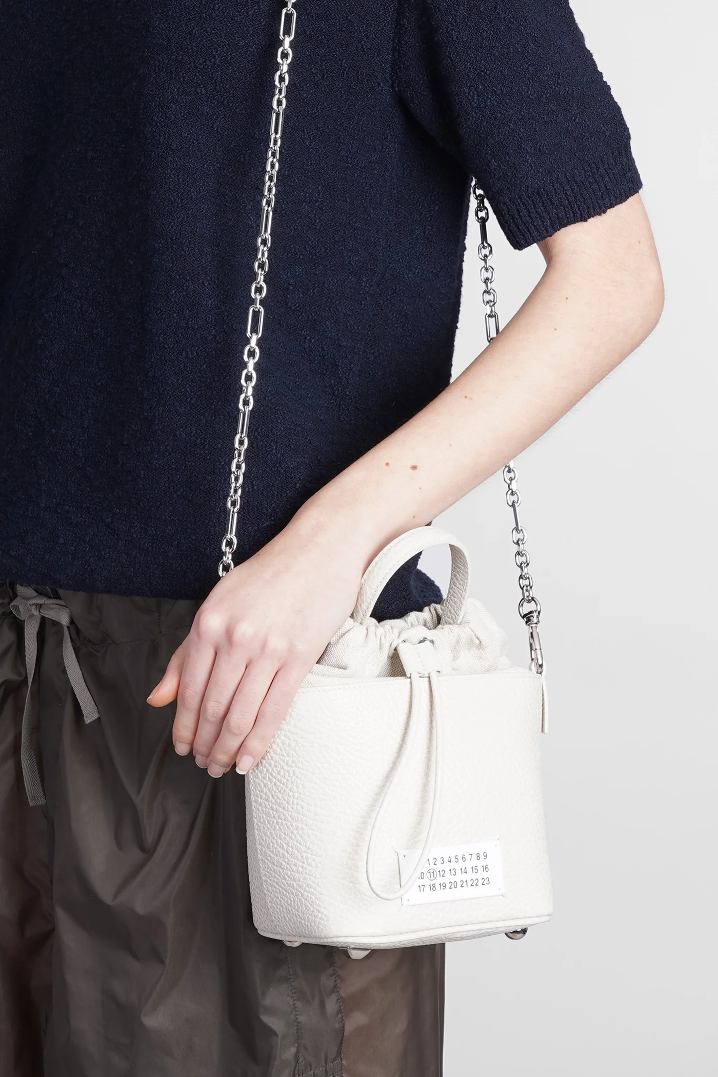Shoulder bag in white leather - Image 2