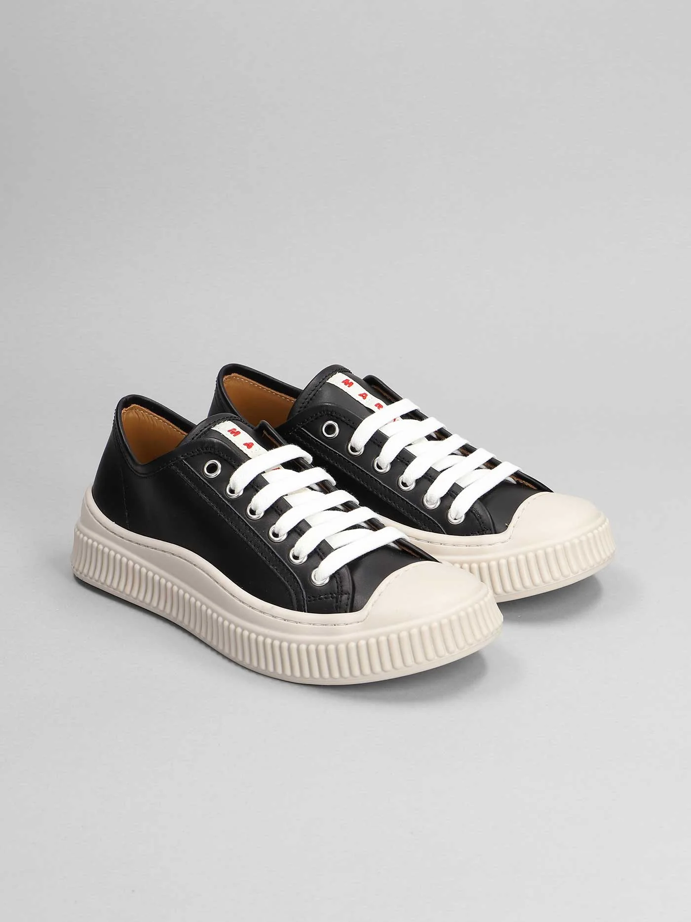 Sneakers in black leather - Image 2