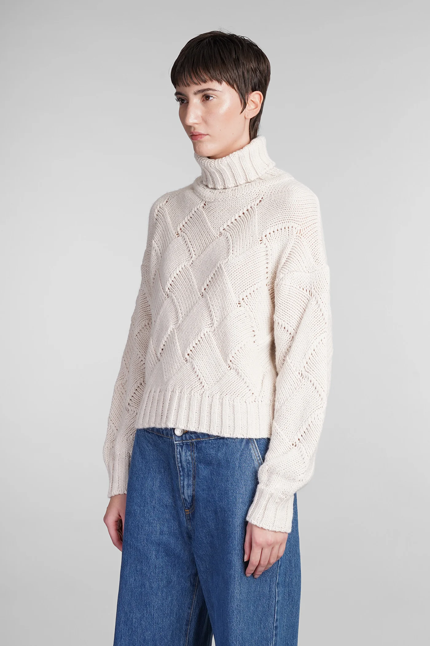 Trigger Knitwear in beige acrylic - Image 4