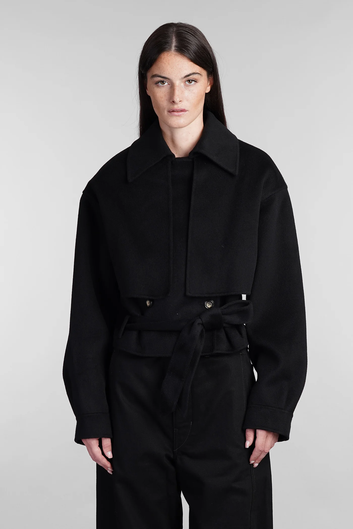Coat in black wool